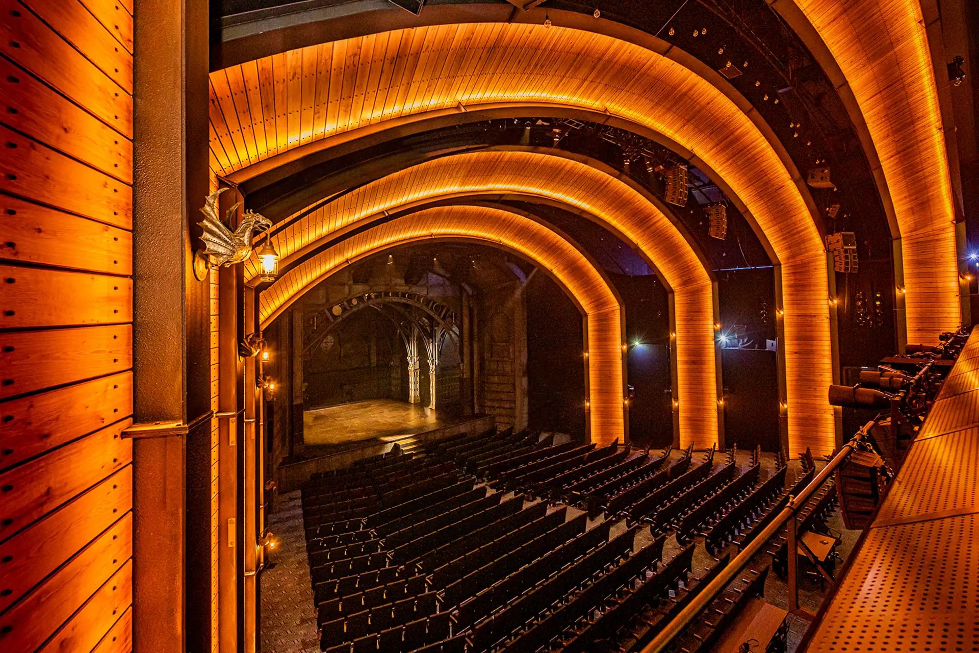 Harry Potter und das verwunschene Kind in Hamburg: Theatersaal schräg oben vom Rang in stimmungsvoller Beleuchtung.