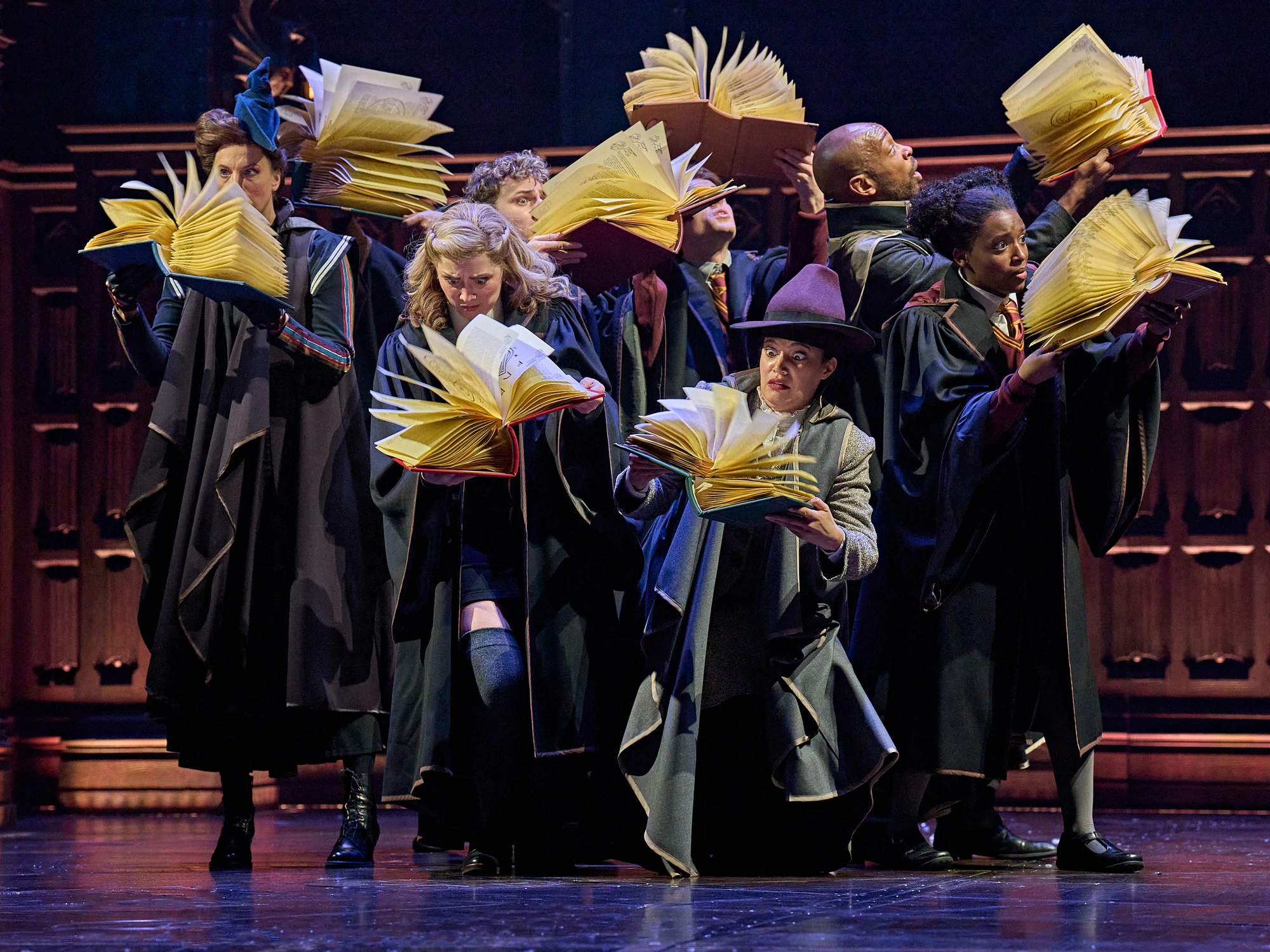 Szenenbild Harry Potter, junge Magier schauen entgeistert auf sich öffnende Bücher.