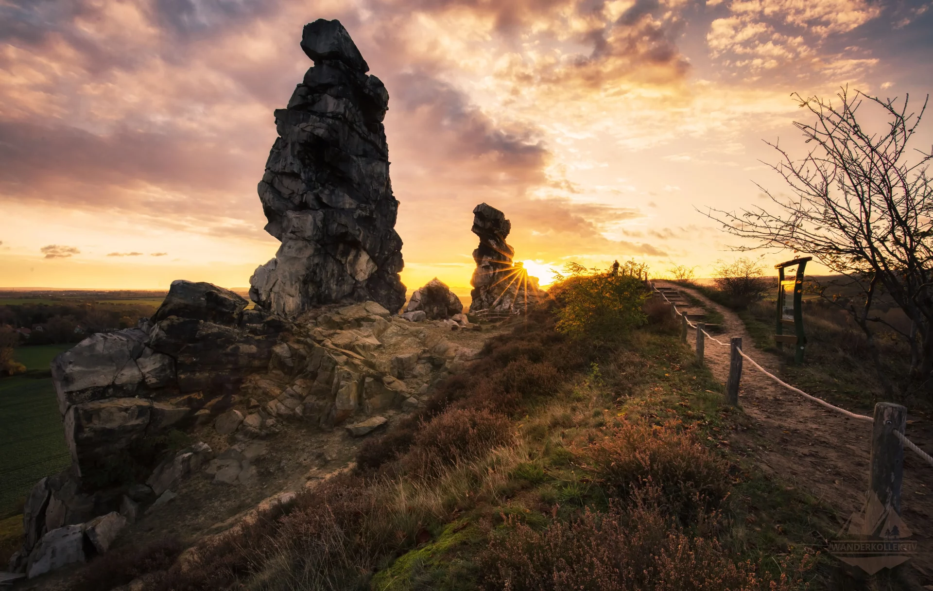 wanderweg bei der teufelsmauer im harz bei Sonnenuntergang