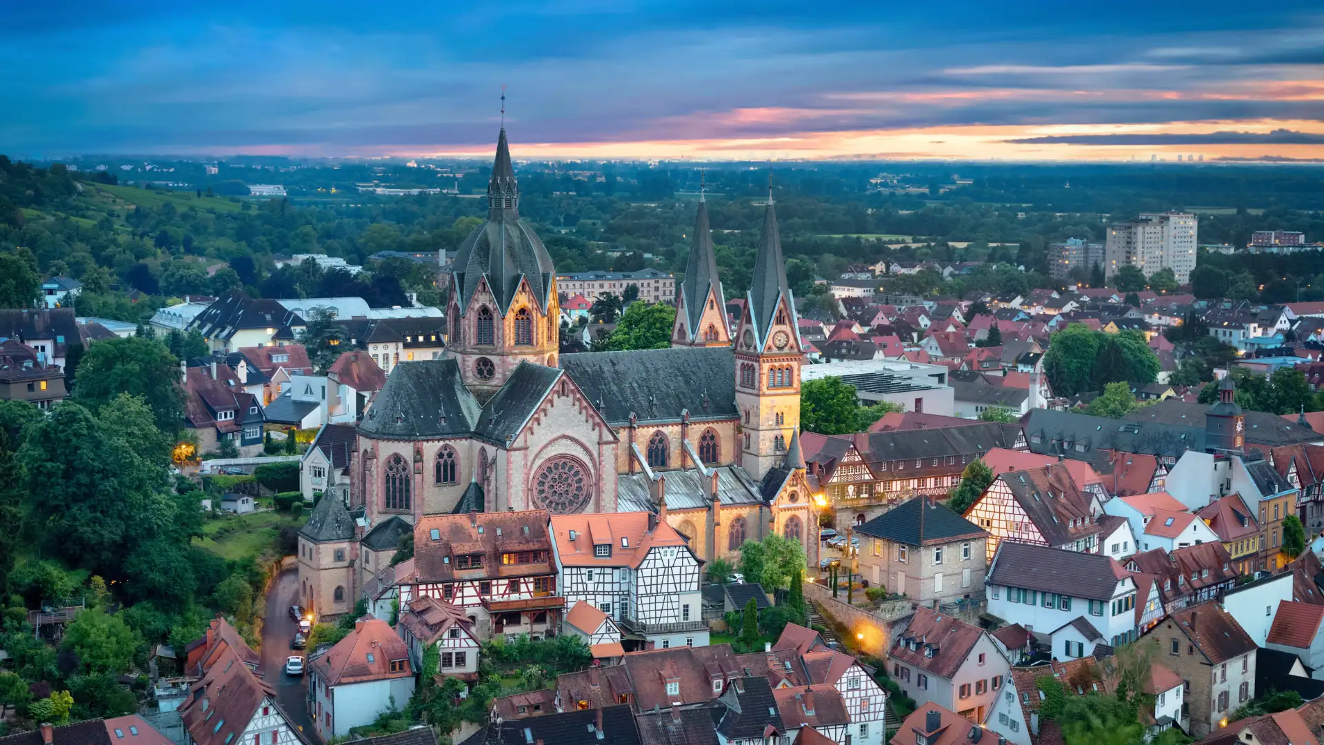 Blick auf die Heppenheimer Altstadt mit der St.-Peter-Kirche und umliegenden Fachwerkhäusern bei Sonnenuntergang