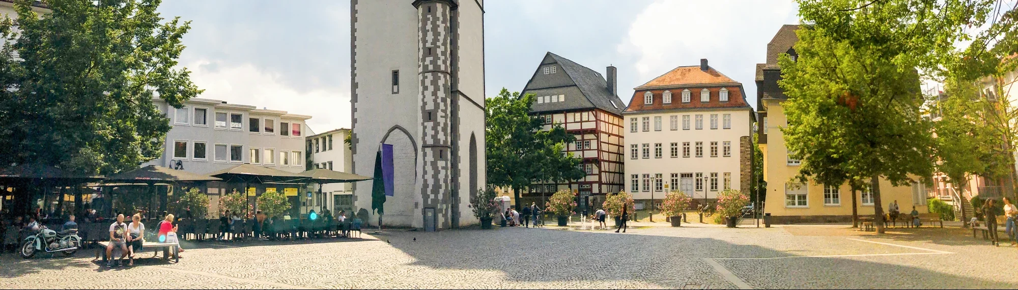 Kirchplatz mit Kirchturm in Gießen, Hessen