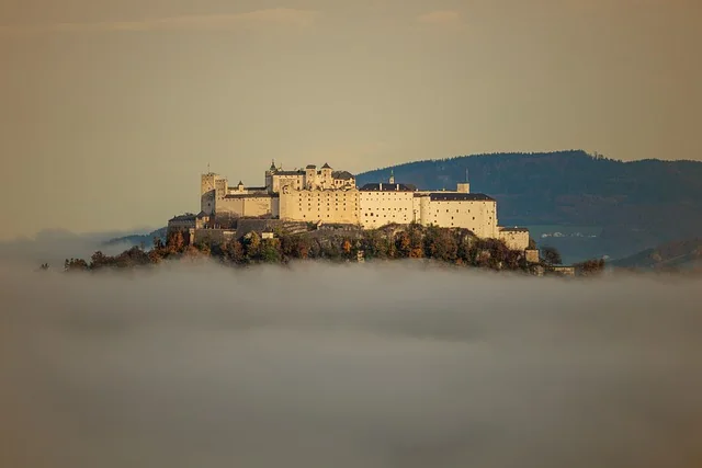 Blick auf die historische Festung Hohensalzburg, die majestätisch über der Stadt Salzburg thront.