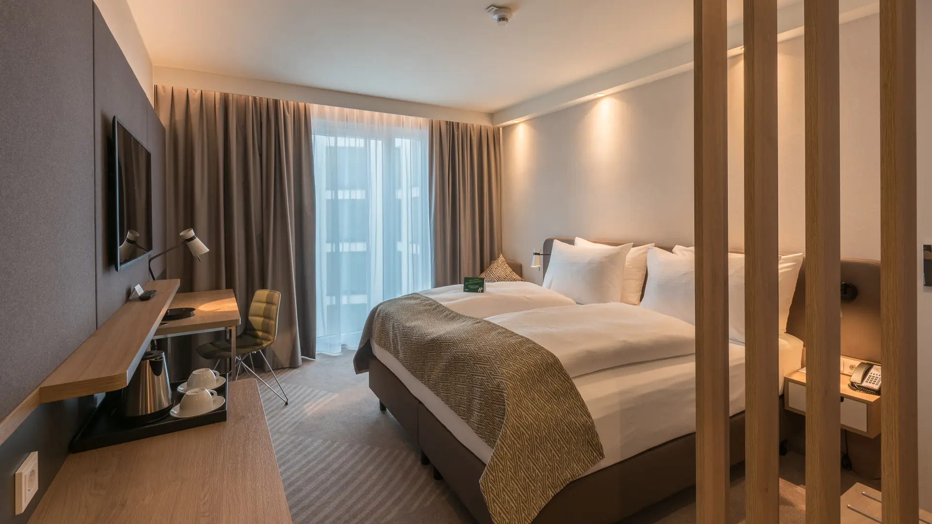 Holiday Inn Hamburg Berliner Tor, Zimmerbeispiel mit Queen Size Bett