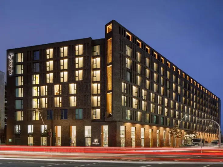 Holiday Inn Hamburg HafenCity, beleuchtete Fassade bei Nacht