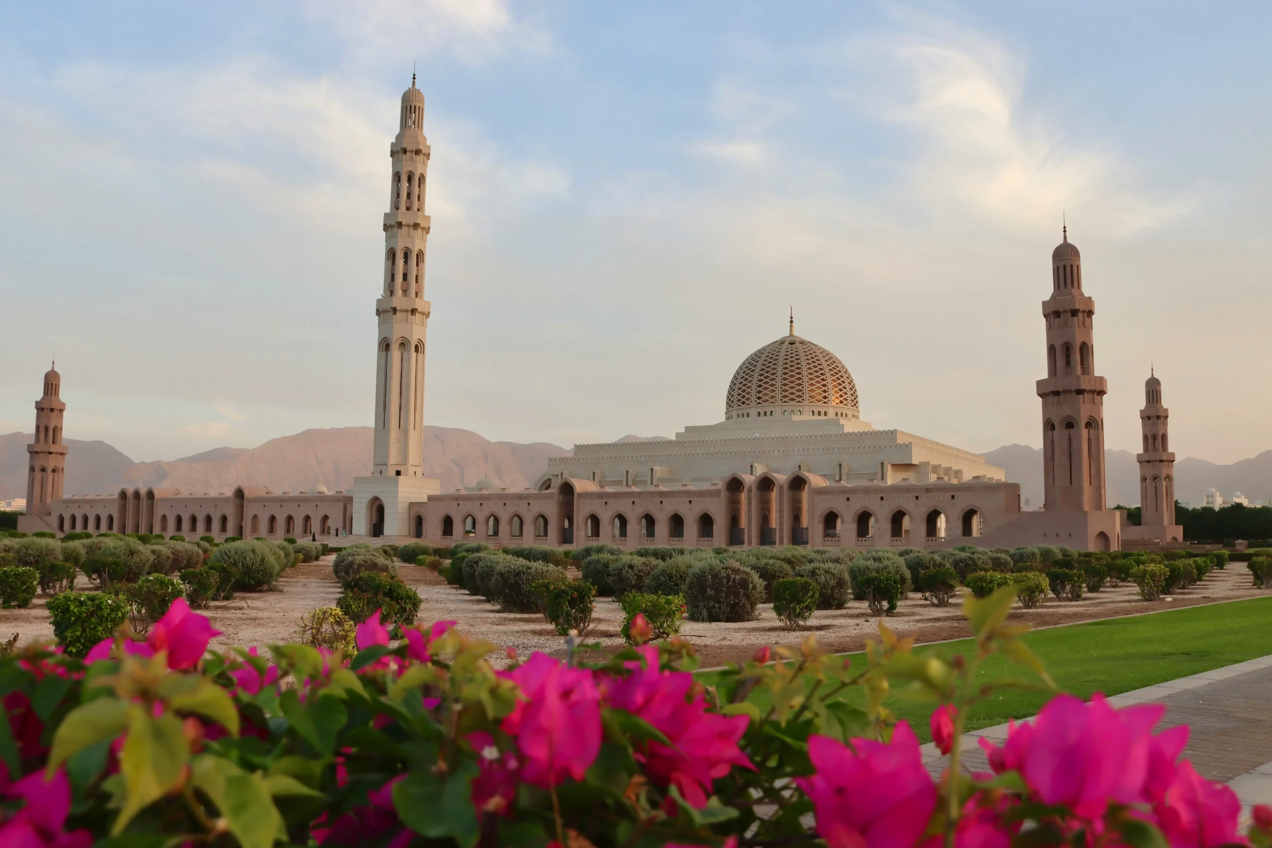 Die beeindruckende Sultan-Qabus-Moschee in Oman mit blühenden Bougainvillea.