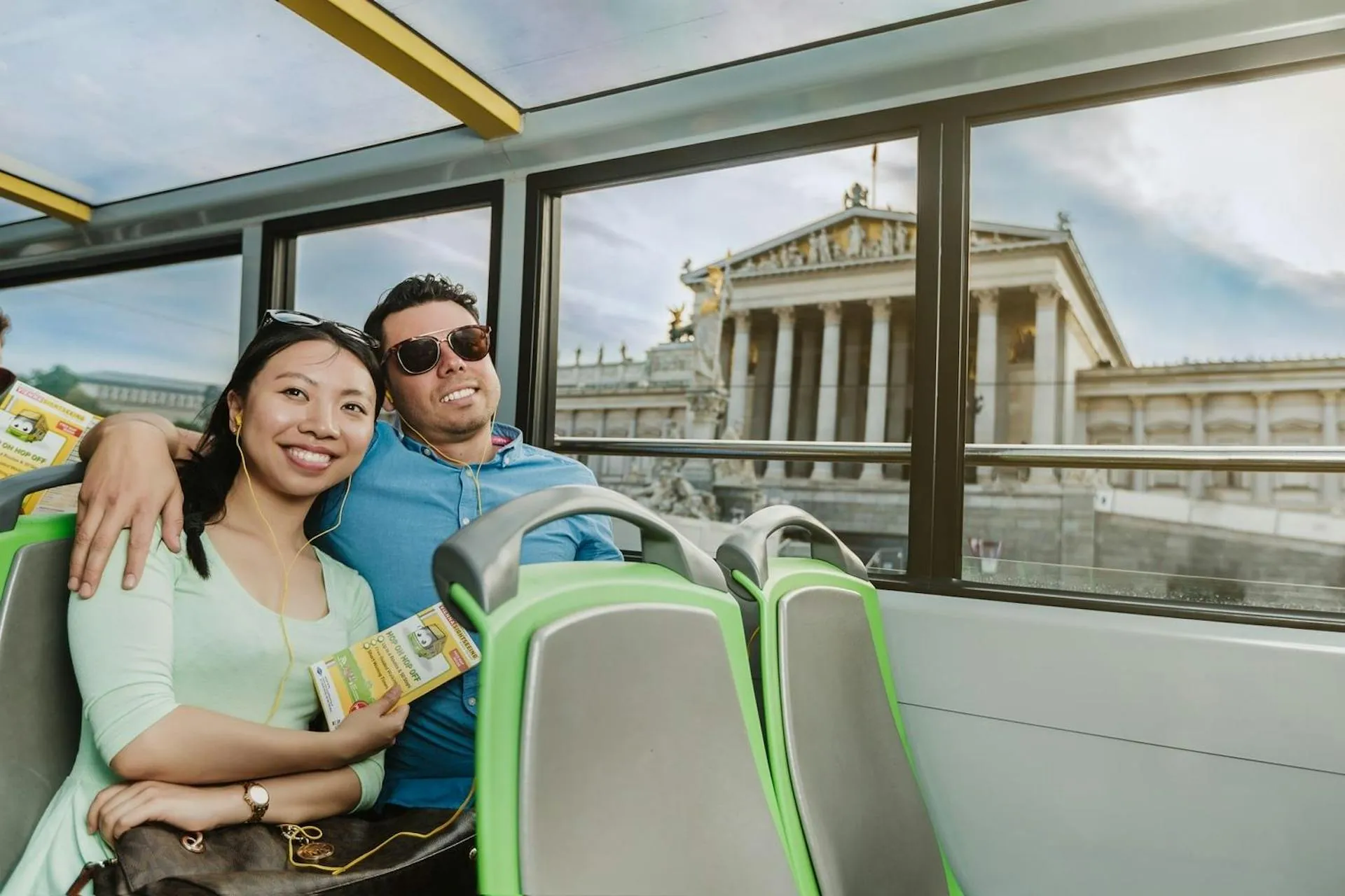 Paar im Hop-on-Hop-off-Sightseeing-Bus in Wien