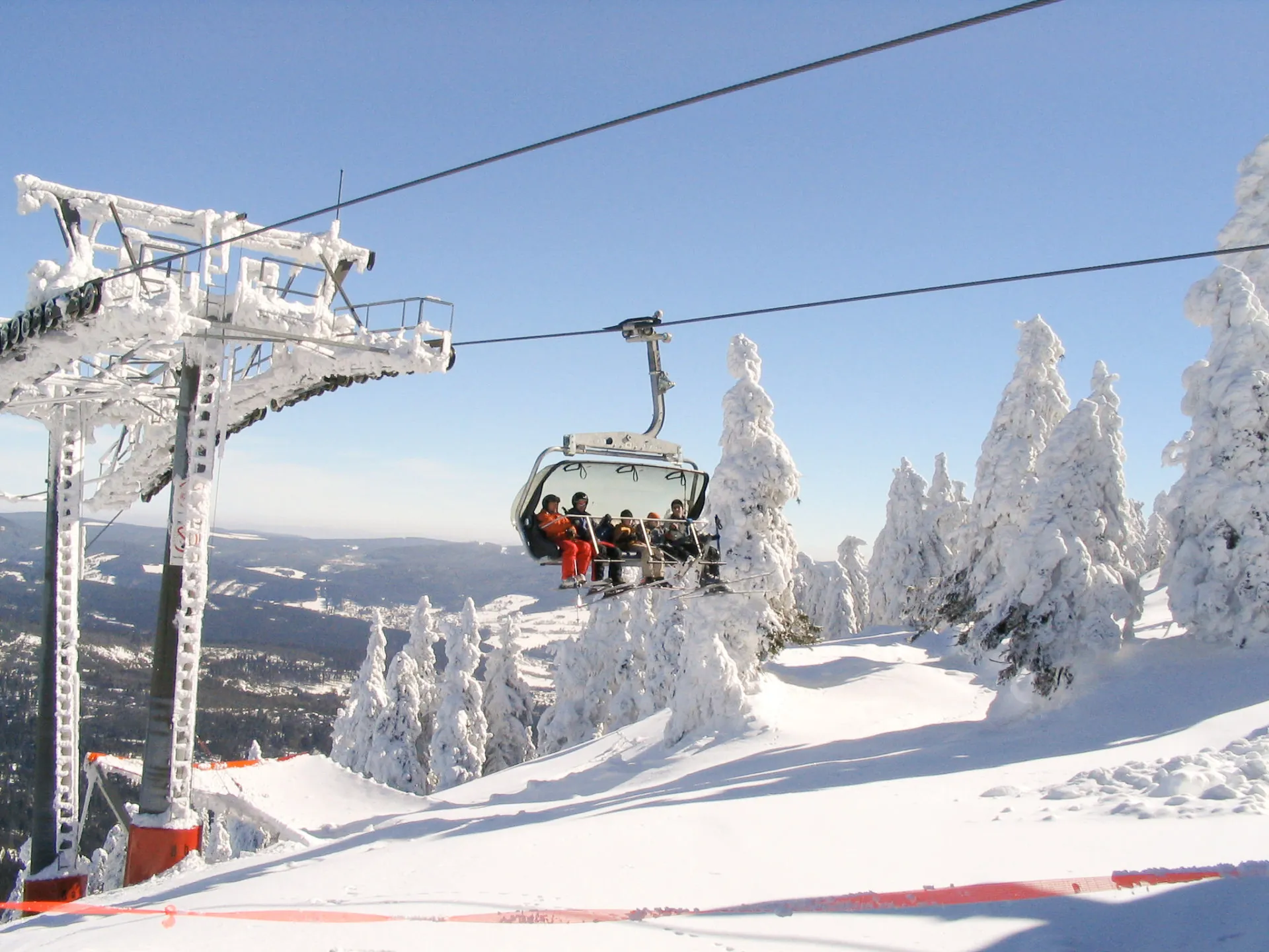 Arberbergbahnen, Familie im Lift bei Schnee und Sonnenschein