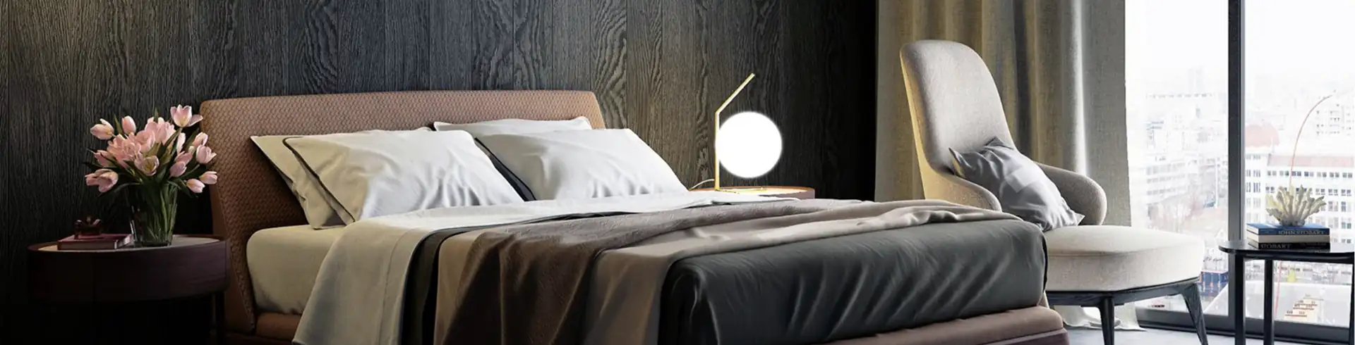 Schlafzimmer mit einem gemütlichen Sessel, Blumen und stilvollem Dekor.