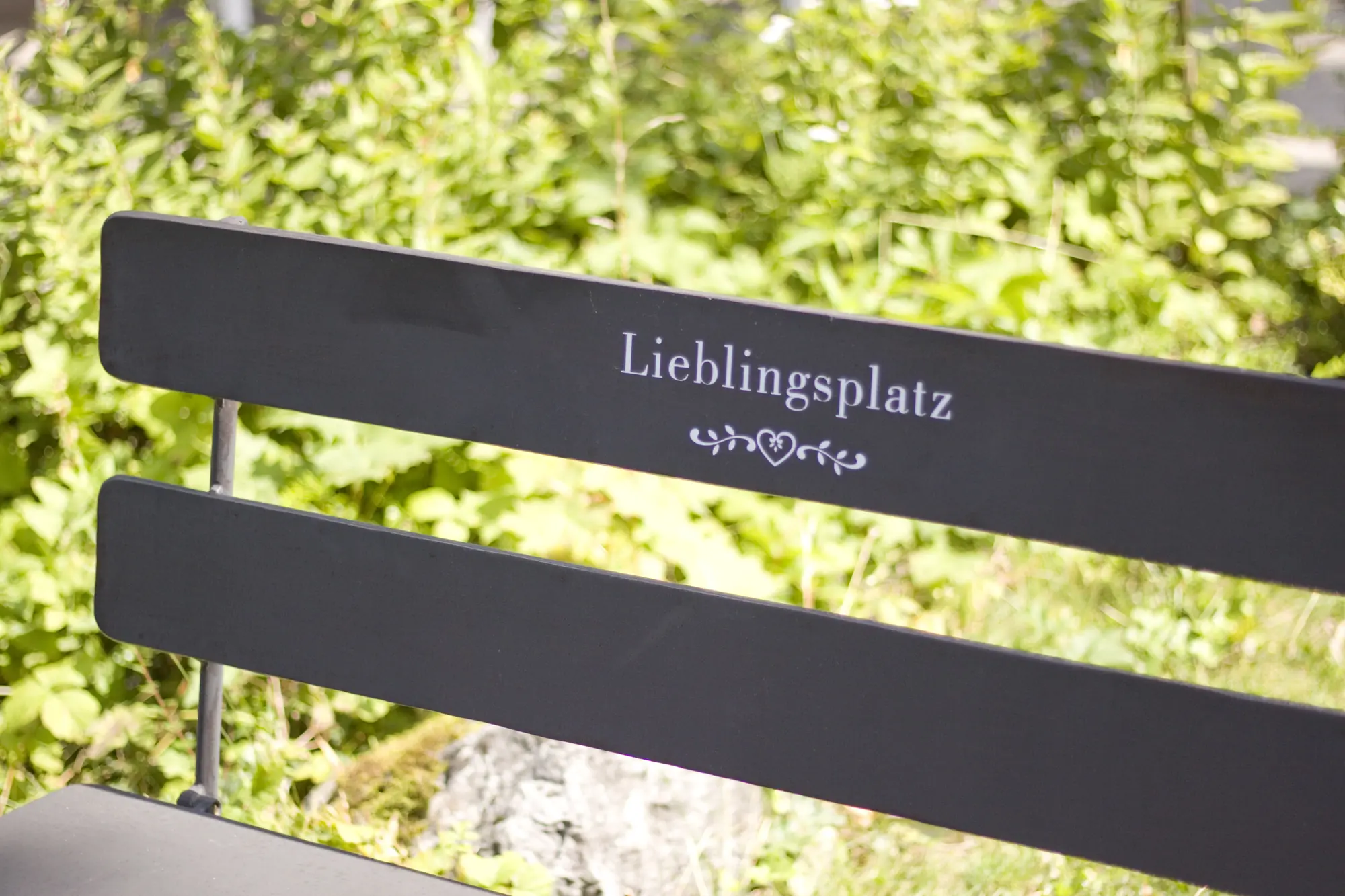 Gartenbank im Garten des Hotel Bavaria