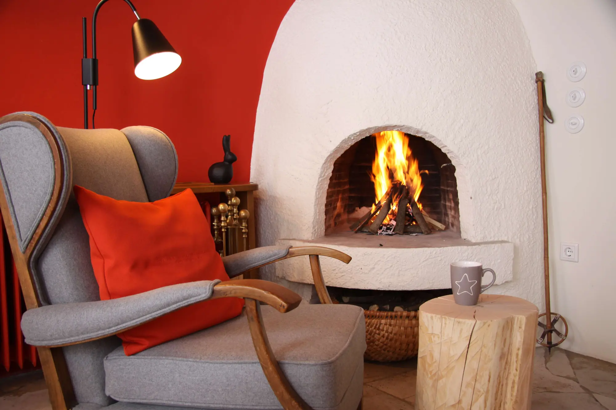 Sessel am Kamin im Wintergarten des Hotel Bavaria