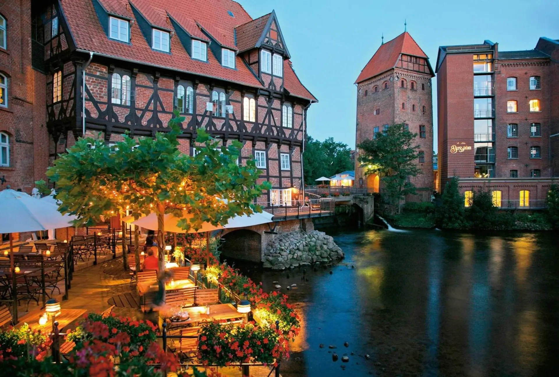 Hotel Bergström Lüneburg an der Ilemnau, Außenansicht am Abend beleuchtet