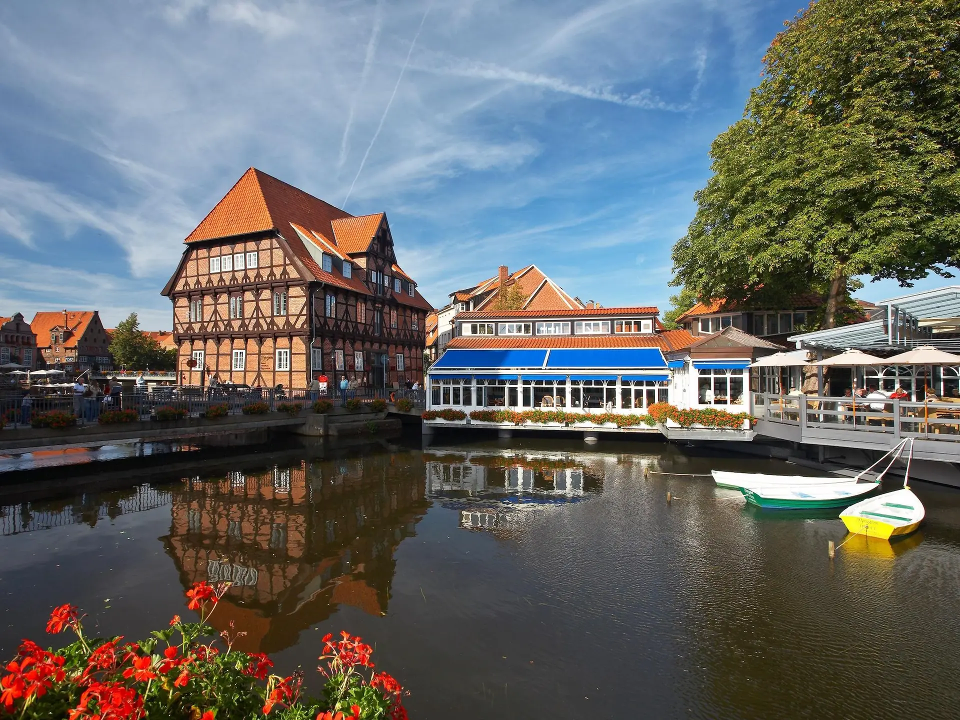 Hotel Bergström und Marina Café bei Sonnenschein mit Blick auf die Ilmenau