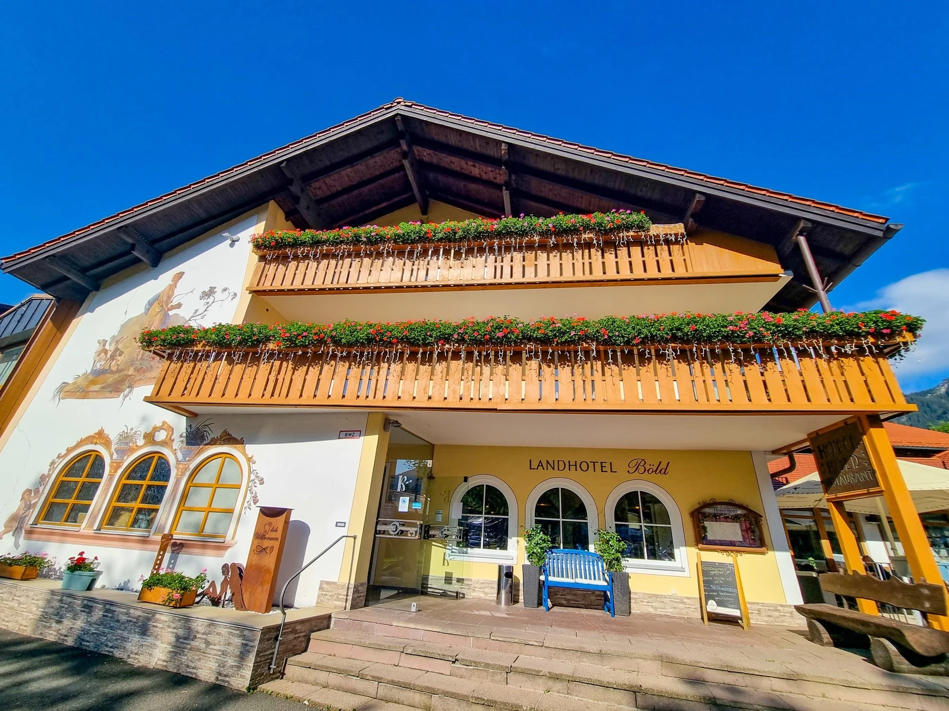 Eingang vom Landhotel Böld im Sommer