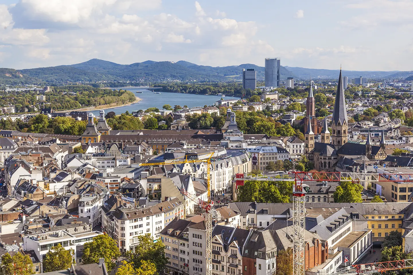 Blick von oben auf die Stadt mit Münster und Rhein bei einem Besuch mit Hotel in Bonn