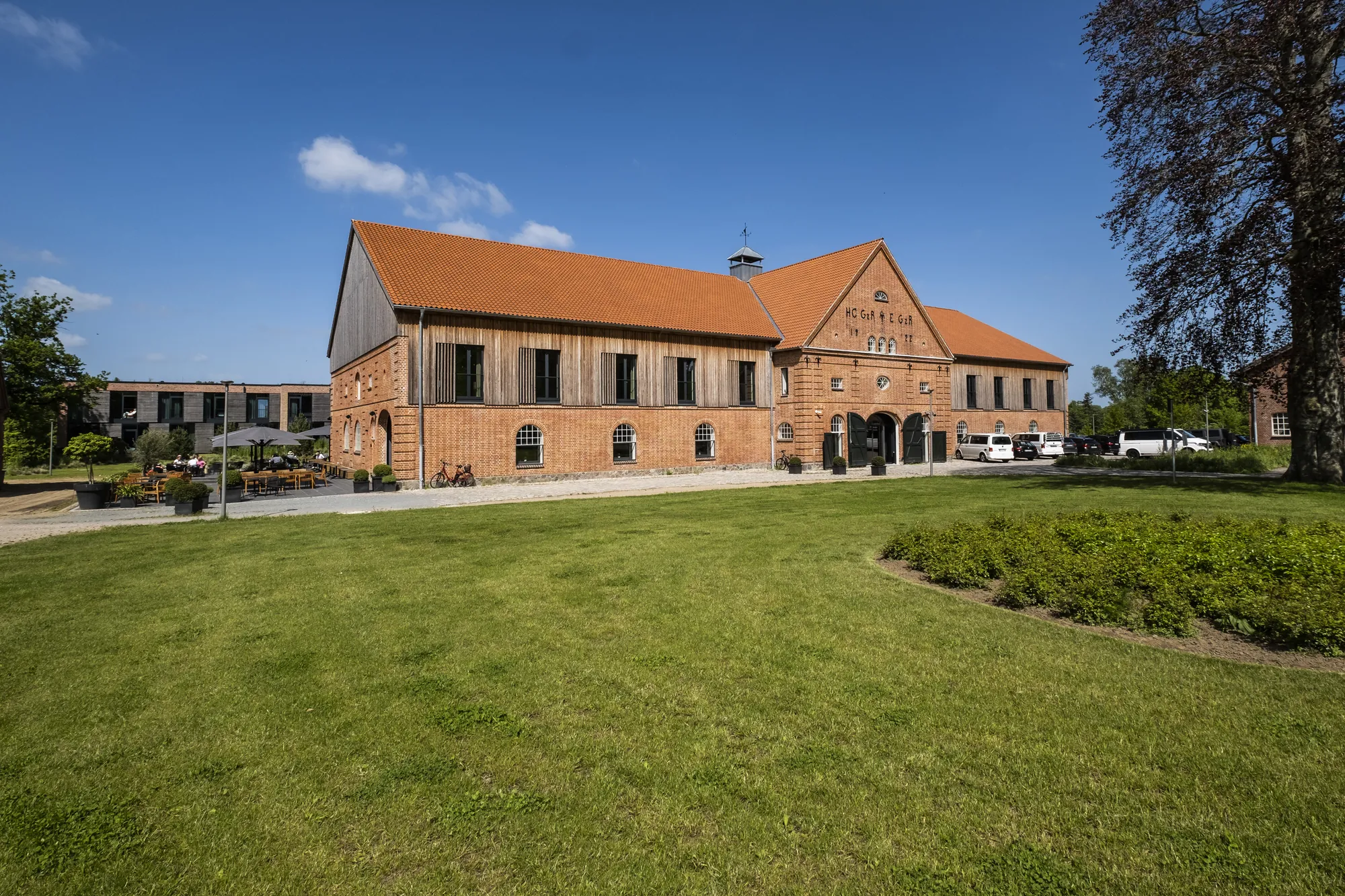 Hotel Breitenburg, Gebäude von außen im Sommer