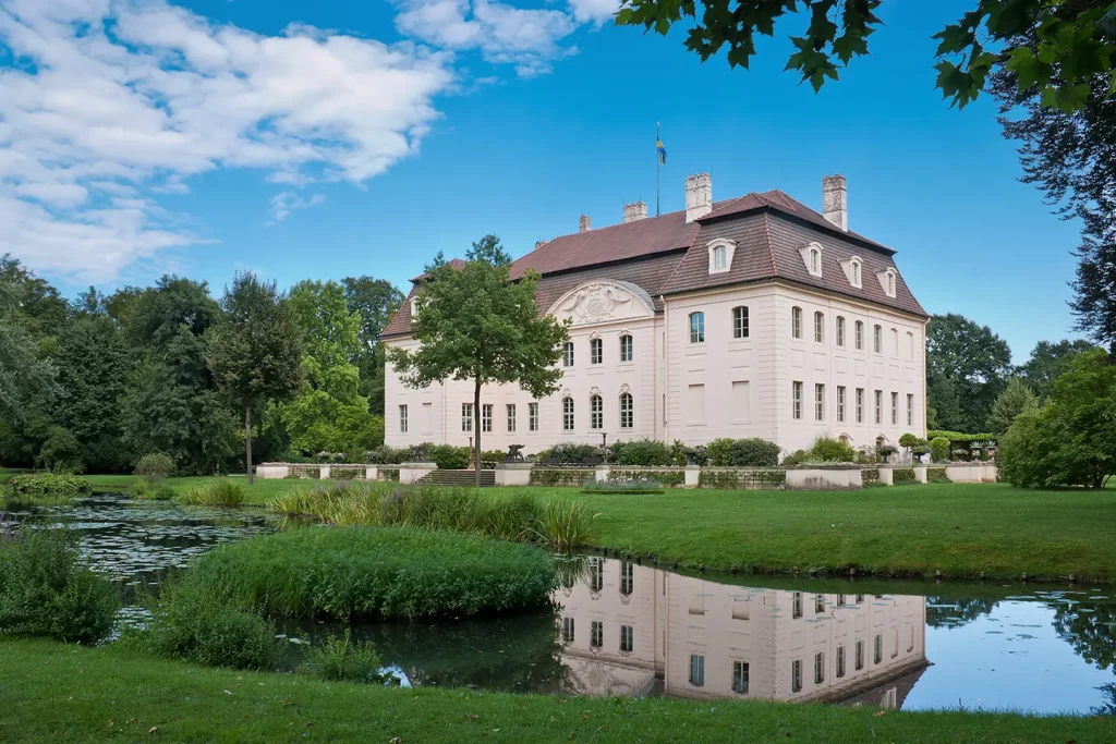 Fürst Pückler Museum im grünen Park mit See bei einem Besuch mit Hotel in Cottbus