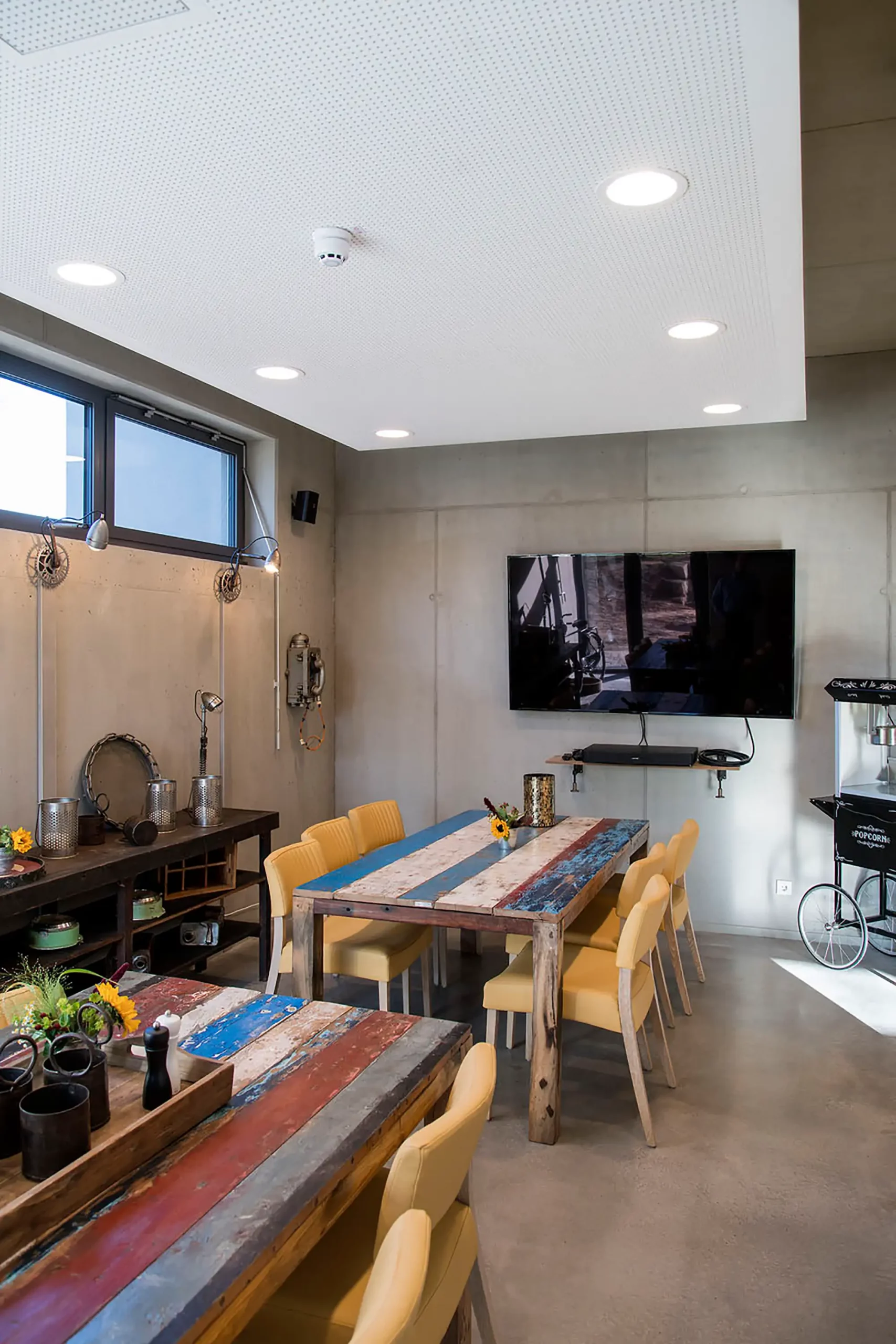 Bunte Bar im Design Stil im Freigeist Hotel Einbeck