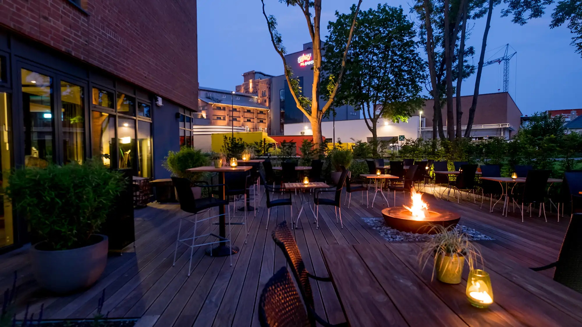 abendliche Terrasse mit brennender Feuerschale im Freigeist Hotel Einbeck