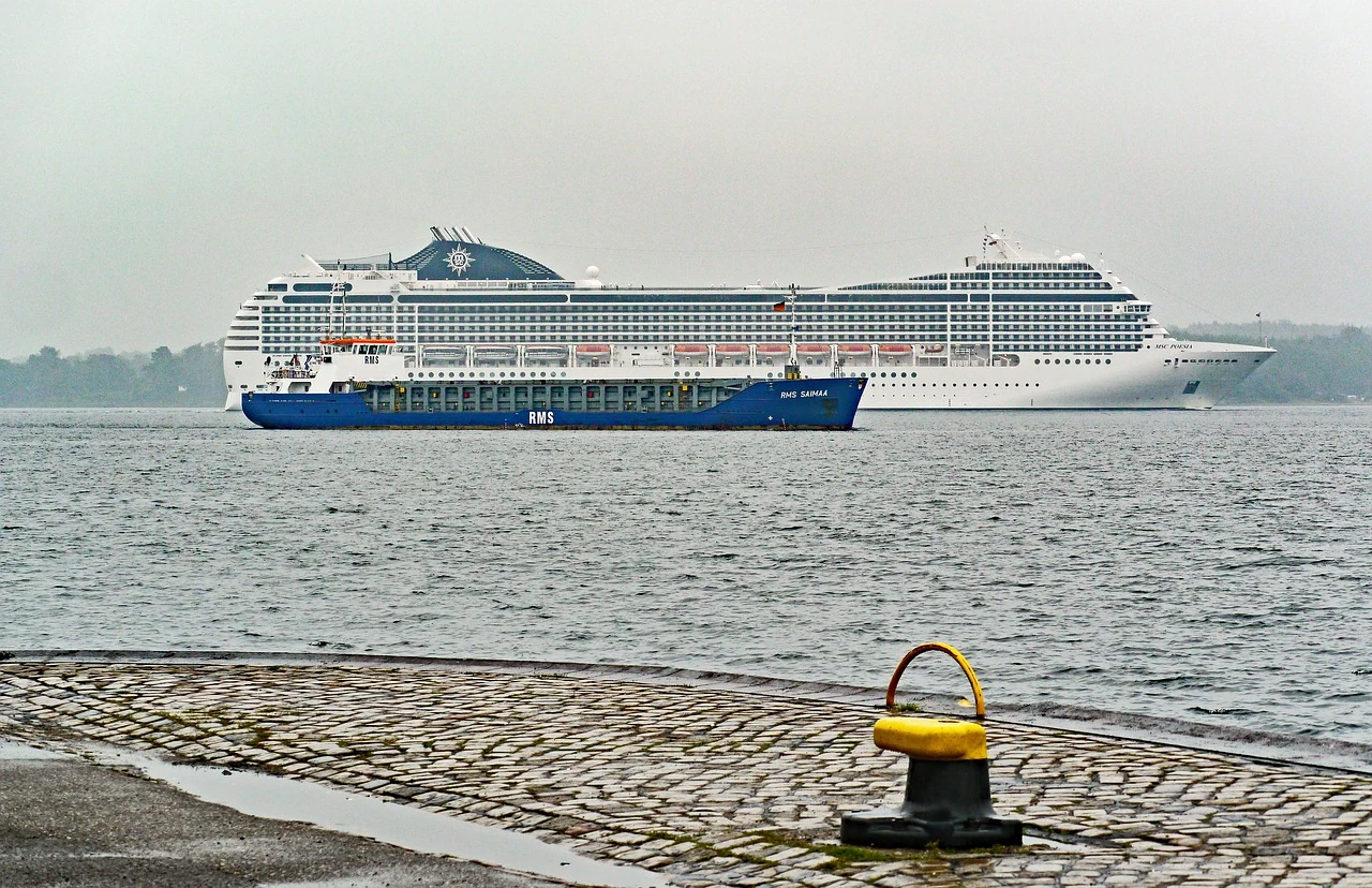 Kreuzfahrtschiff in der Kieler Förde