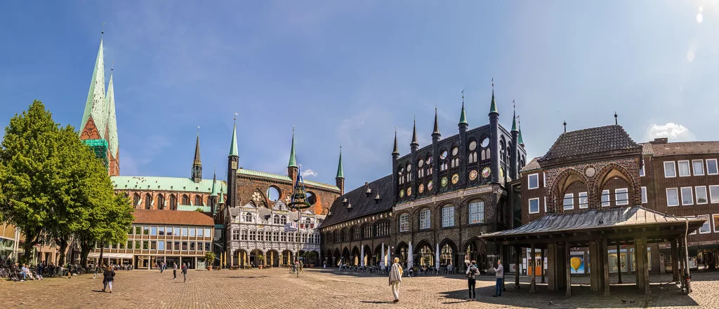 Rathaus bei einem Besuch mit Hotel in Lübeck