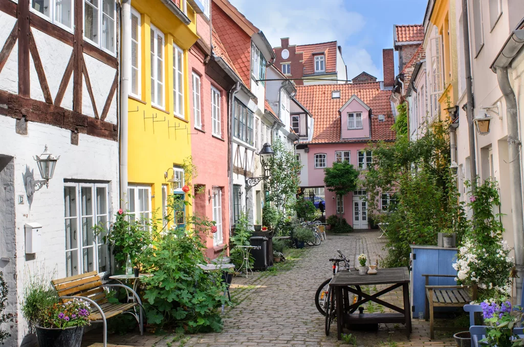 Hinterhof mit gelben und rosa farbigen Häusern für Besuch mit Hotel Lübeck