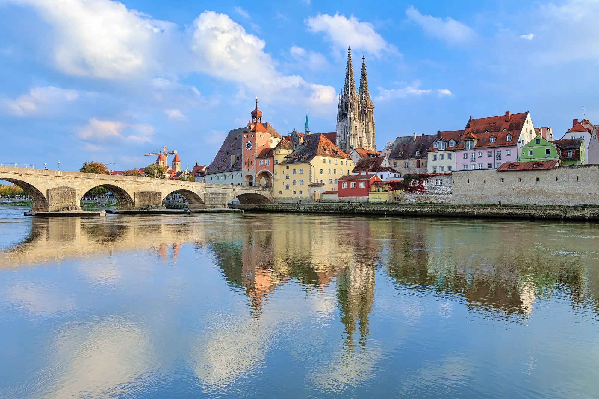 Dom St Peter an der Donau vor der berühmten Steinernen Brücke bei Besuch mit Hotel in Regensburg