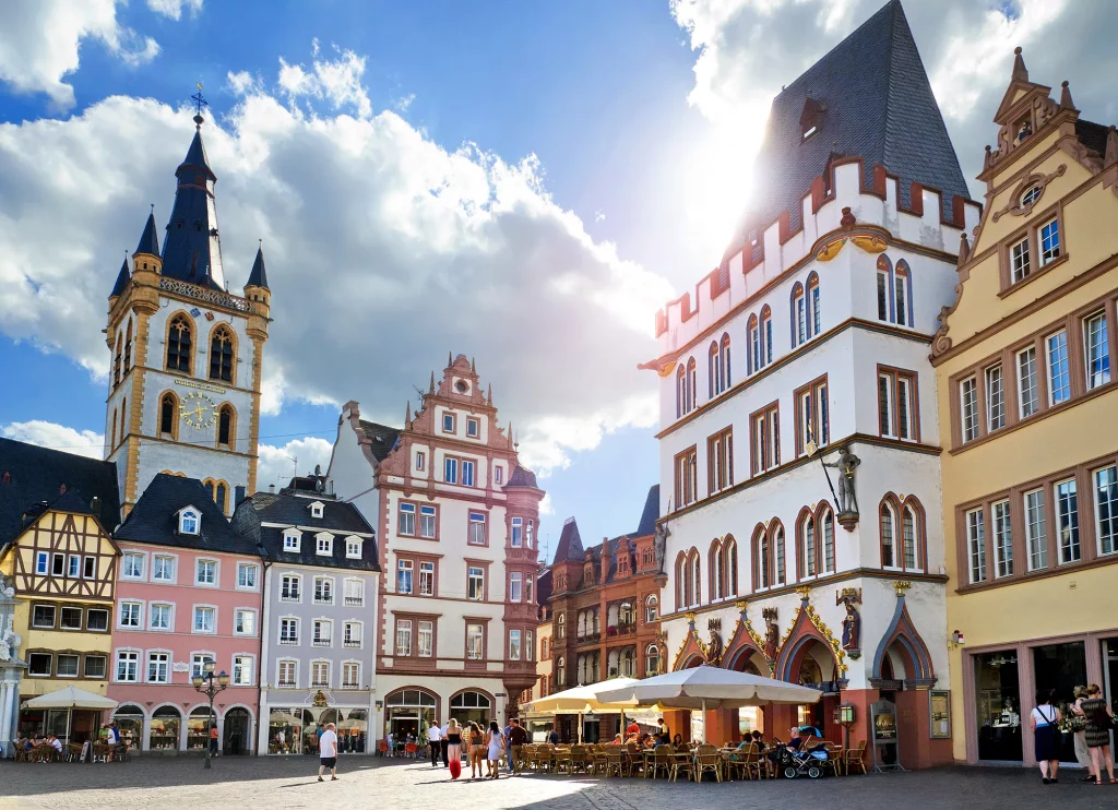 Hauptmarkt bei Sonnenschein ist einen Besuch bei einer Reise mit Hotel in Trier wert
