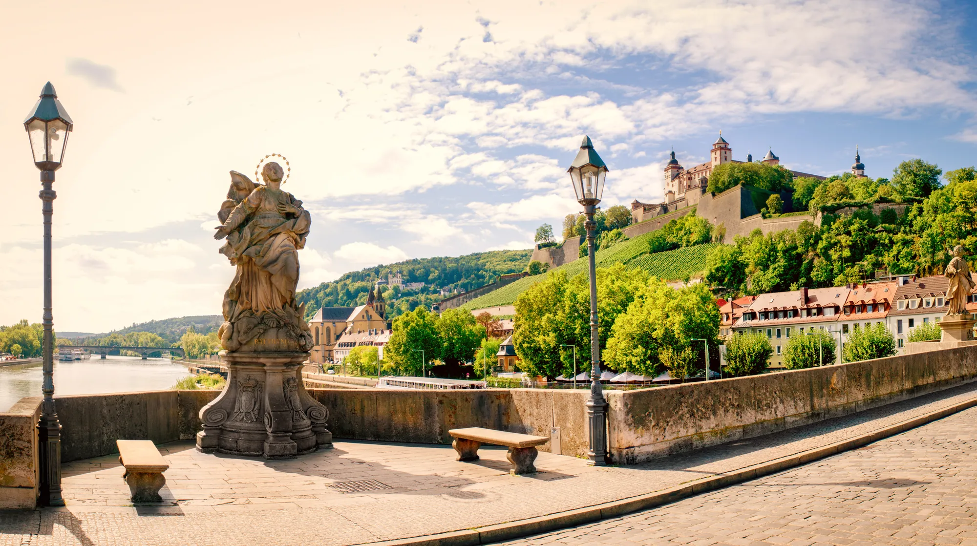 Steinskulptur der Heiligen Jungfrau Maria auf der Alten Mainbrücke bei einem Besuch mit Hotel in Würzburg