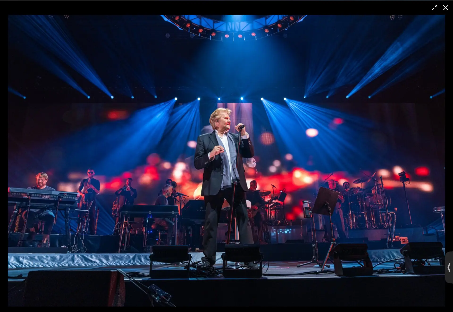 Howard Carpendale auf der Bühne zur Seite blickend mit Band im Hintergrund - Abschiedstour 2026 (Pressefoto)