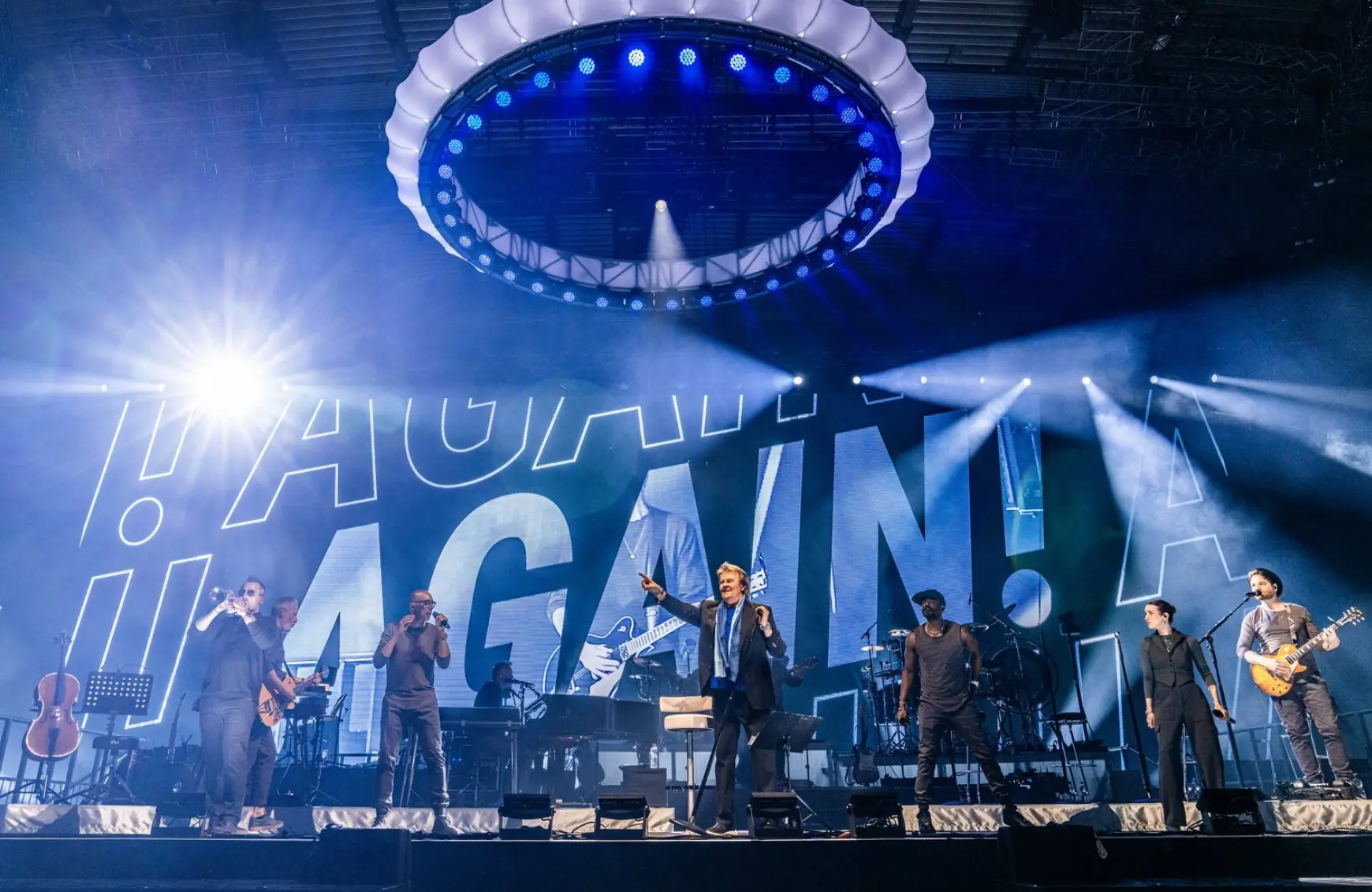 Howard Carpendale auf der Bühne umgeben von seiner Band mit Schriftzug 