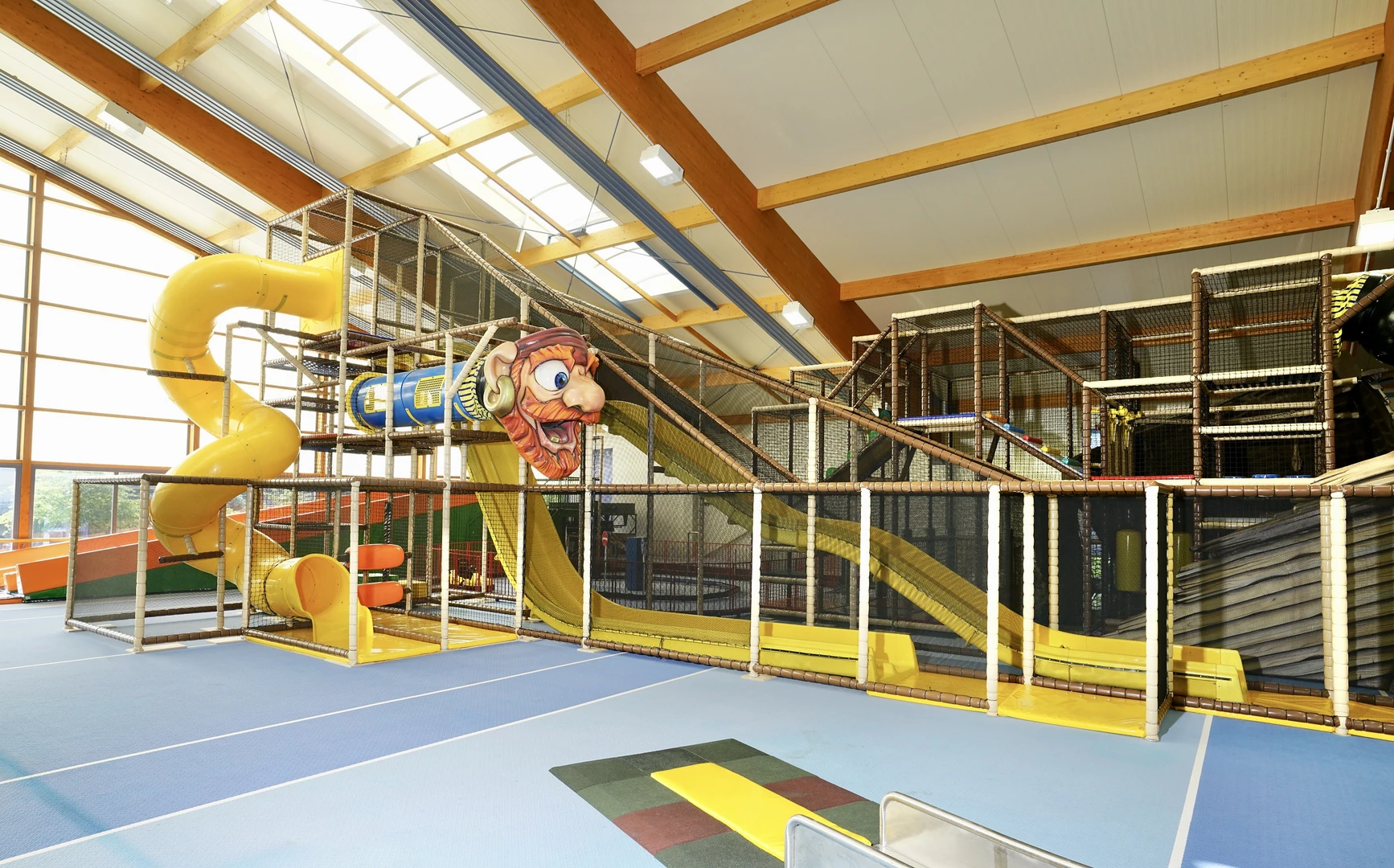 Ein Indoor-Spielparadies im Wonnemar Resort Wismar – farbenfrohe Rutschen und Klettergerüste bieten Abenteuer für Kinder jeden Alters.