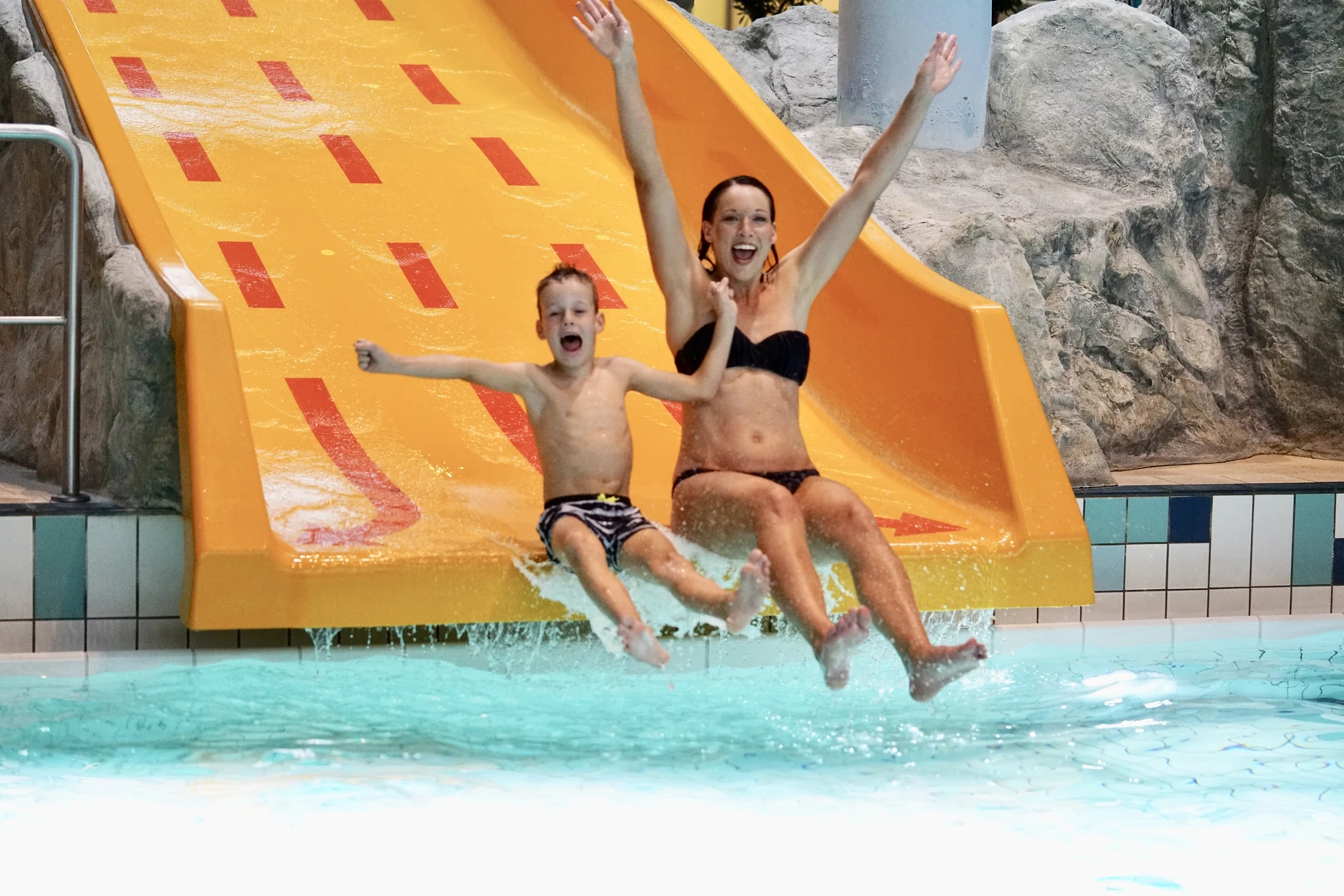 Actionreicher Wasserspaß für die ganze Familie im Wonnemar Resort in Wismar – lachende Gesichter auf der Rutsche im Erlebnisbad.