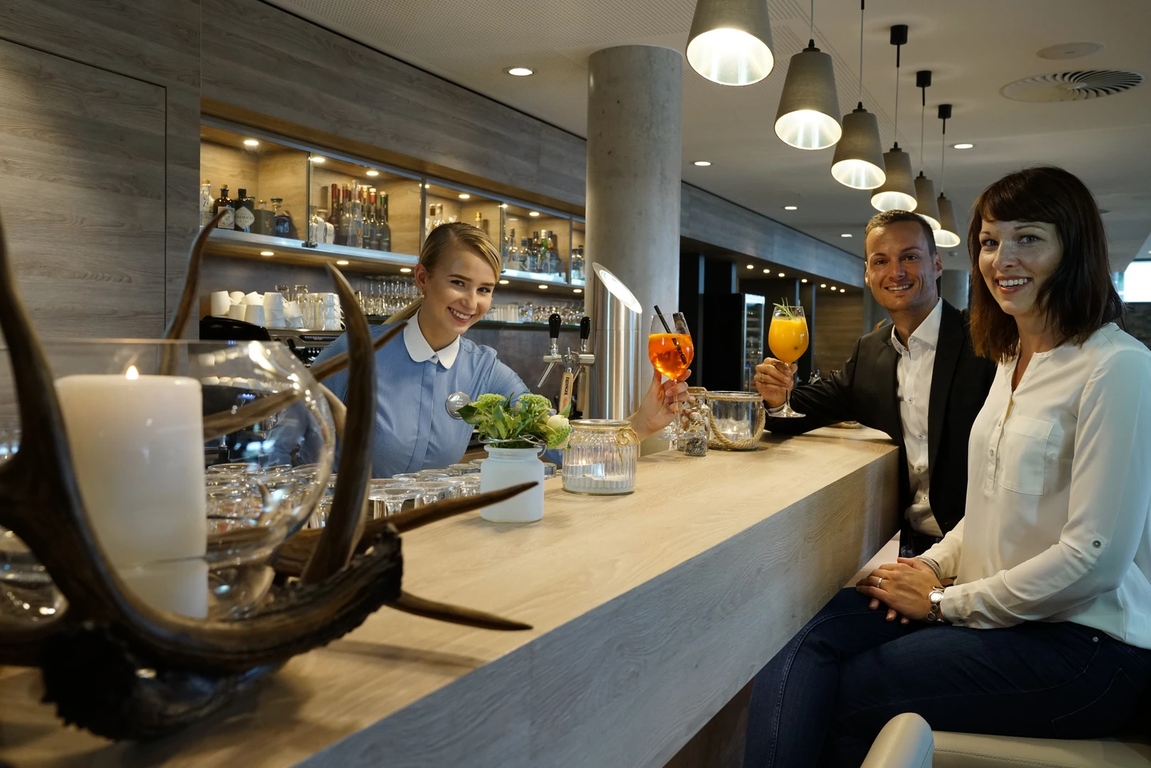 Entspannte Atmosphäre an der stilvollen Bar des Wonnemar Resorts in Wismar, mit erstklassigem Service und köstlichen Drinks für unvergessliche Momente.