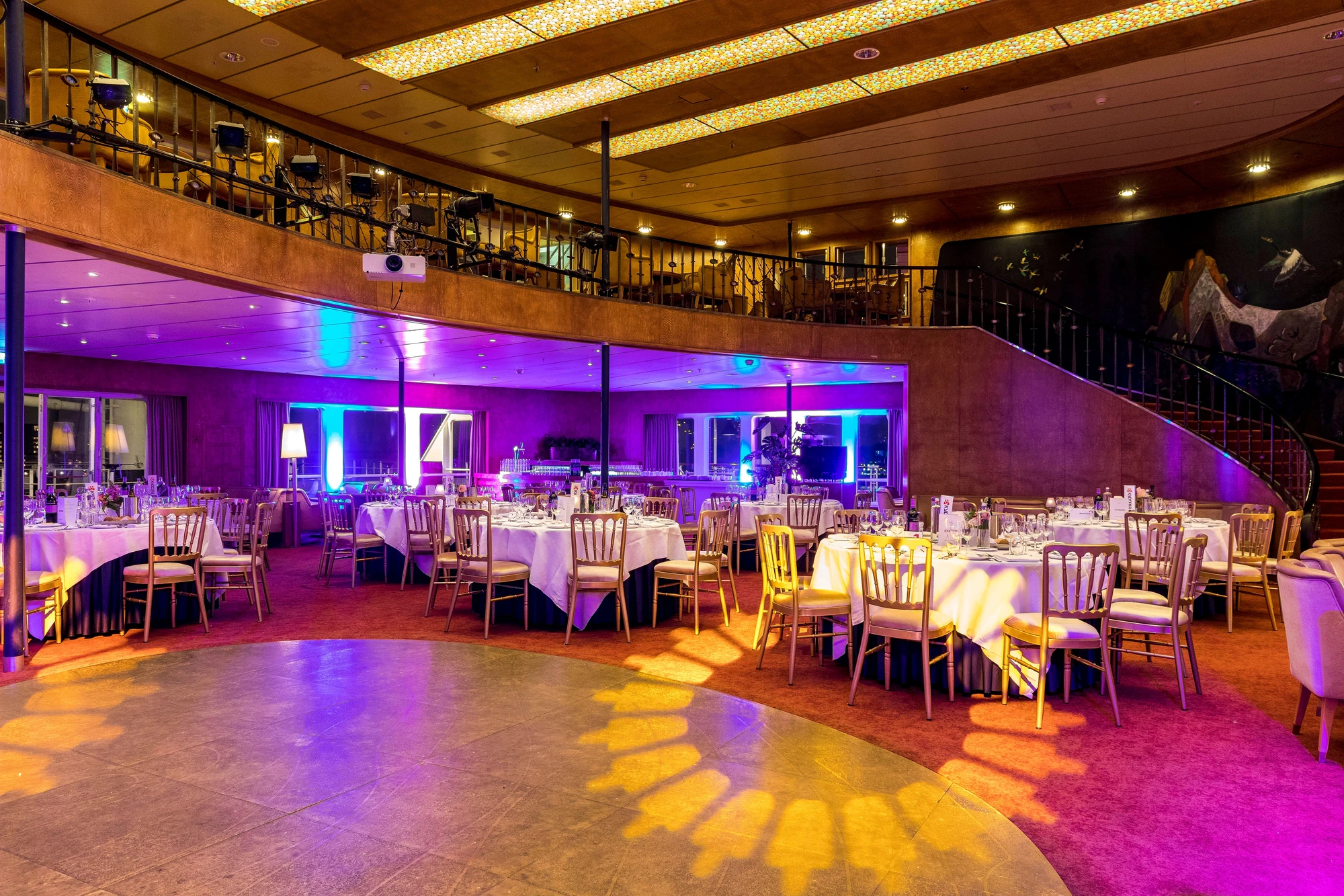 SS Rotterdam - The Big Swingers, Bühne, Sitzplätze mit Live-Musik