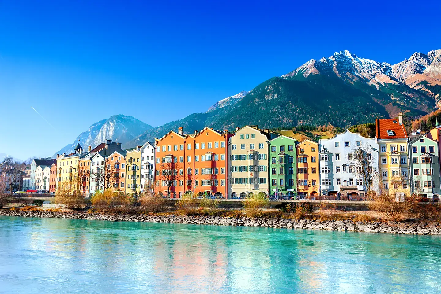 Besuch der bunten Innpromenade während Innsbruck Wochenende