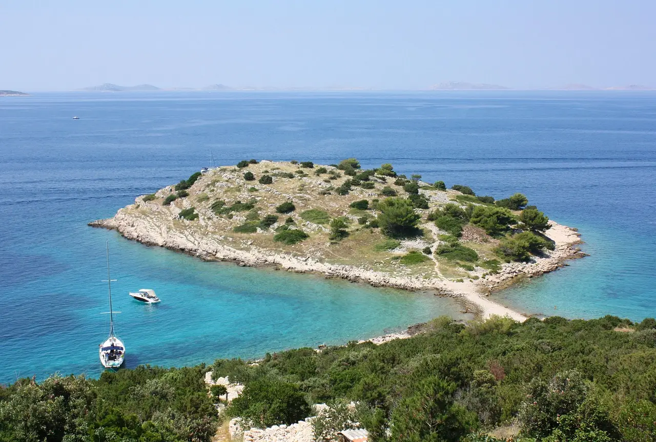 Insel mit üppiger Vegetation und klarem Wasser in Kroatien.