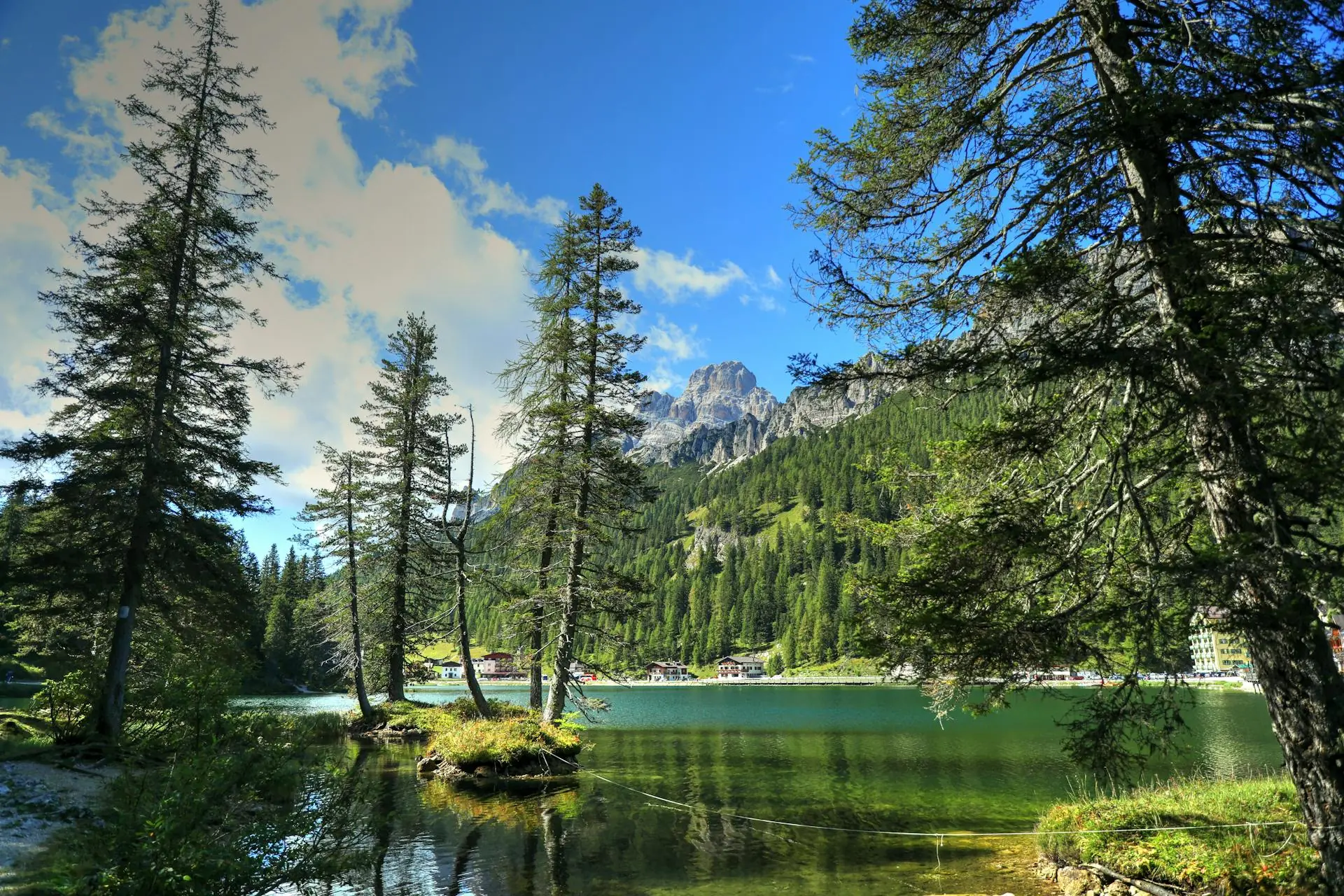 Blick auf Häuser am gegenüberliegenden Seeufer in den Bergen Südtirols
