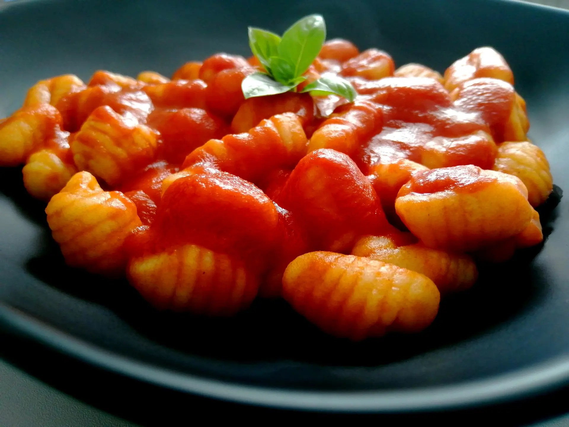 Gnocchi, italienische Spezialität, serviert mit Tomatensauce