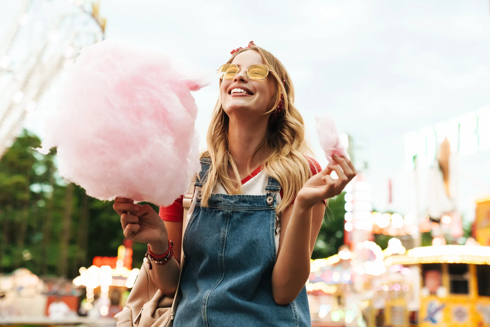 Frau mit Zuckerwatte auf Jahrmarkt