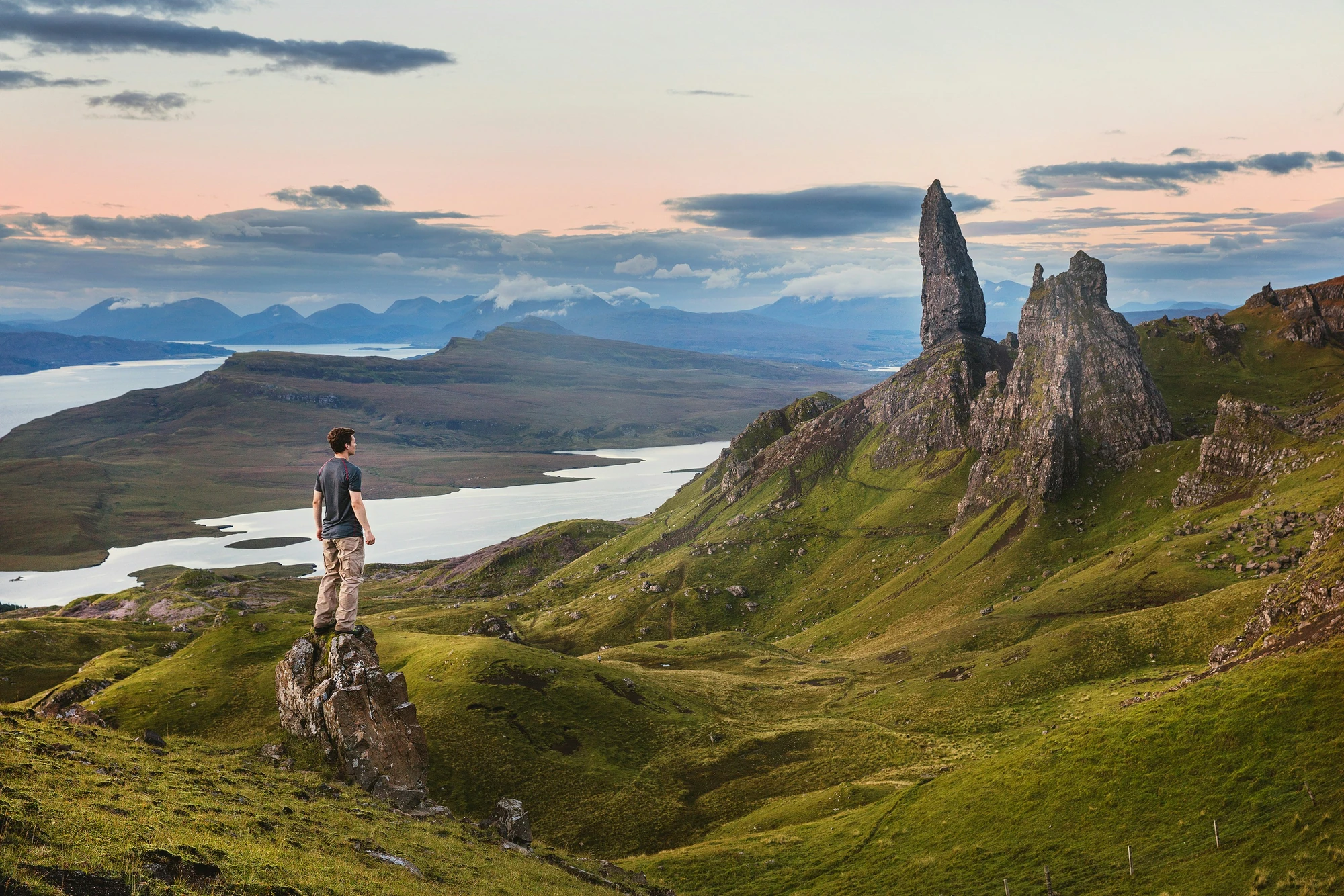 Mann zwischen sanften Grashängen mit Blick auf Storr Berg auf der Trotternish-Halbinsel der Isle of Skye in Schottland.