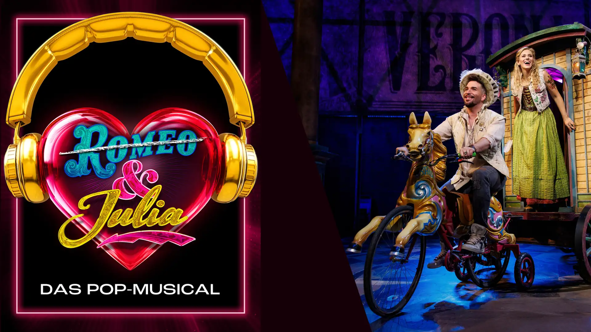 Bühnenbild mit zwei Schauspielern, einer sitzt auf einem dreirädrigen Holzfahrrad, die andere steht daneben, links ein leuchtendes Herz mit Kopfhörern und dem Schriftzug '& Julia DAS POP-MUSICAL'