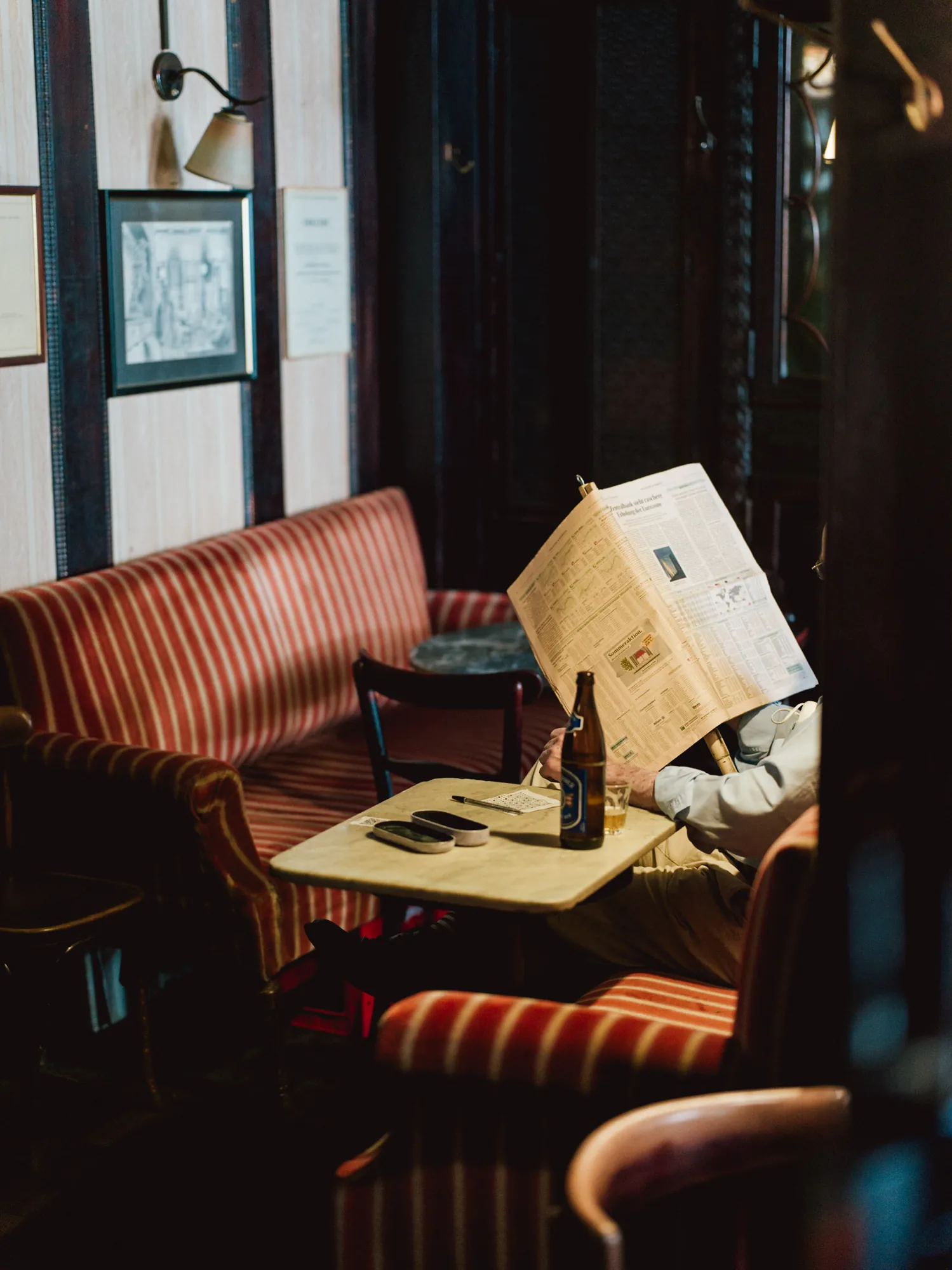 Kaffeehäuser Wien: Café Hawelka (innen), Mann Zeitung lesend