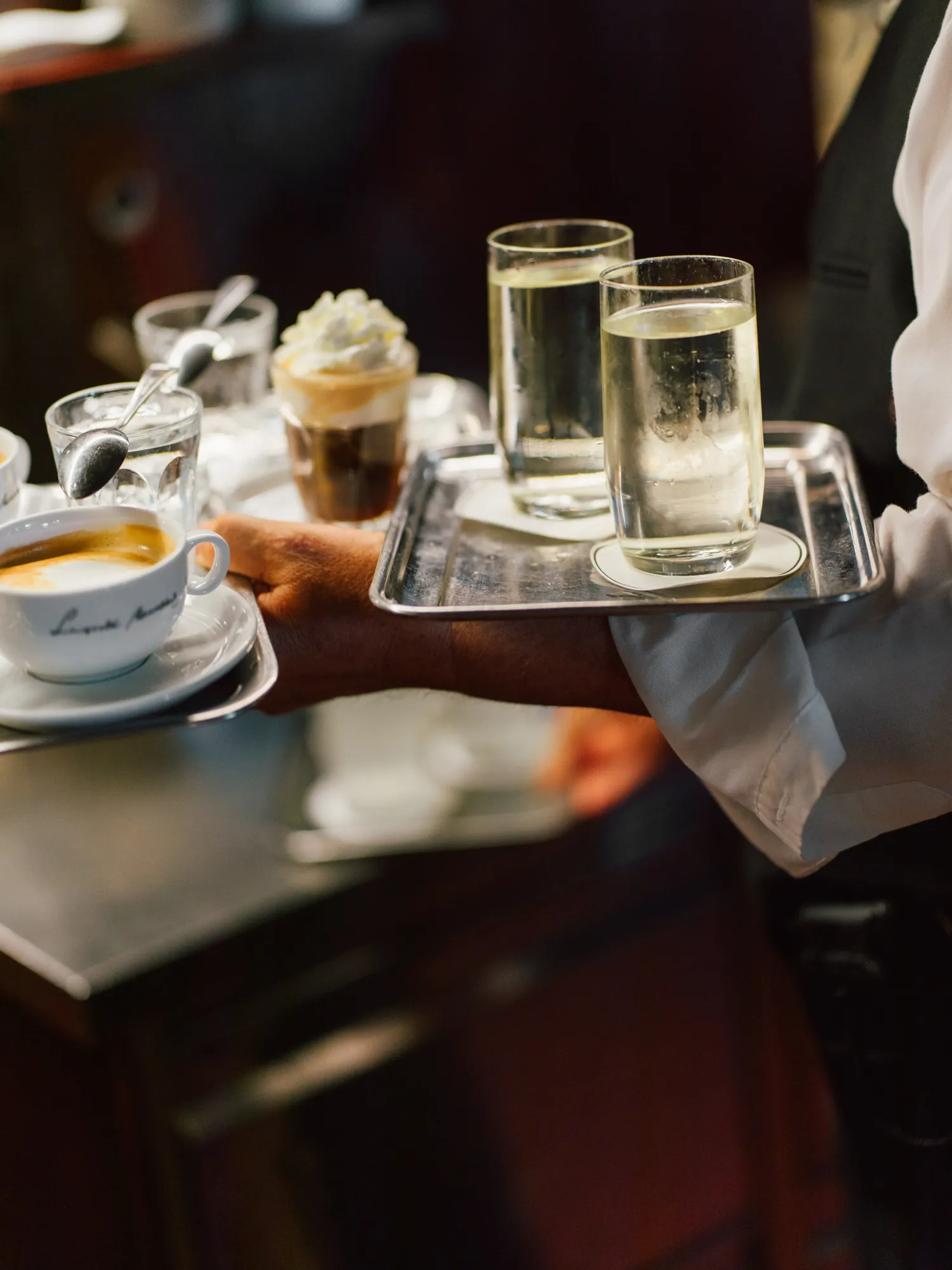 Kaffeehäuser Wien: Café Hawelka, Kaffeespezialitäten mit einem Glas Wasser