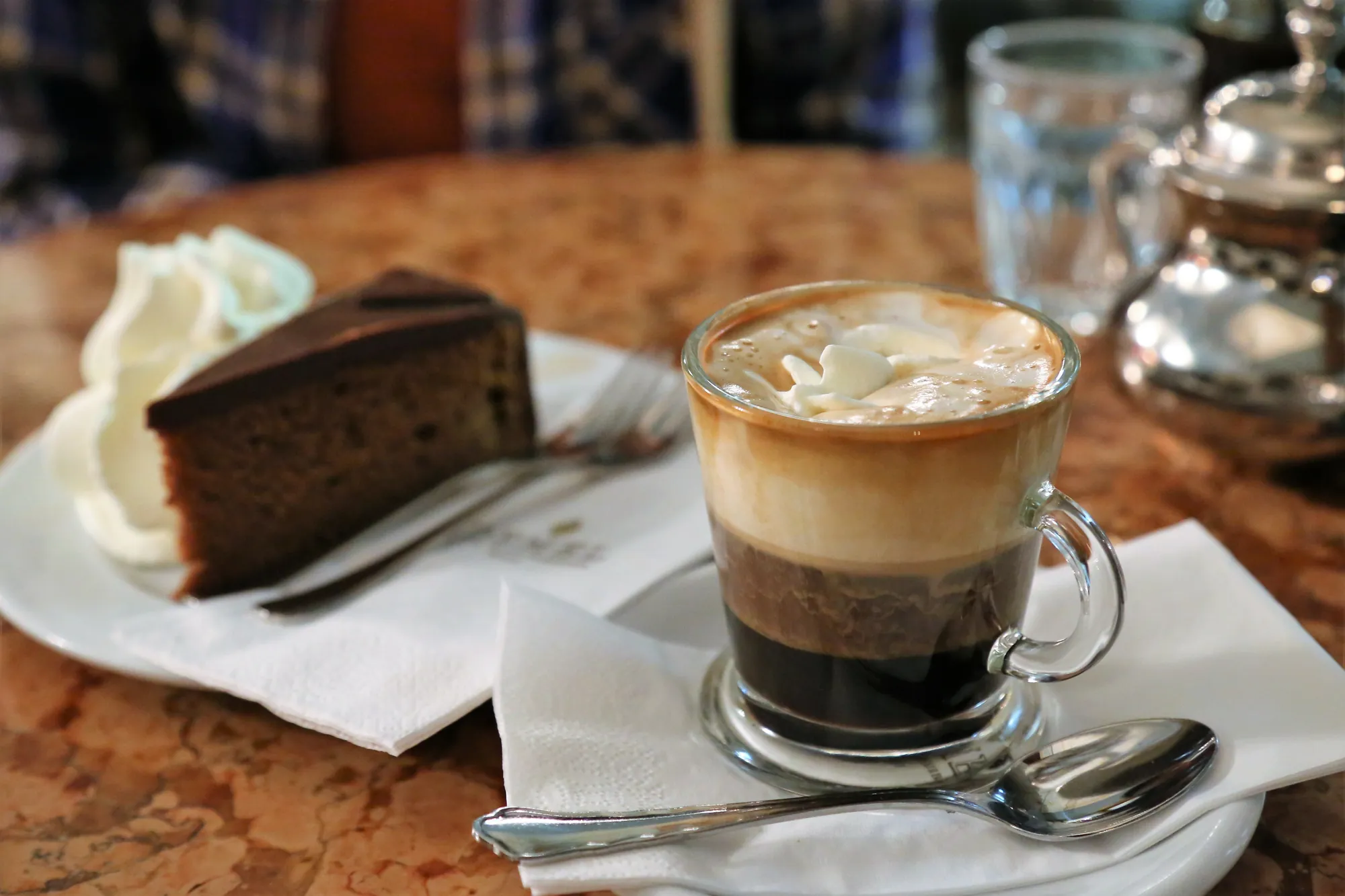 Kaffeehäuser Wien: Kaffeespezialität und Torte