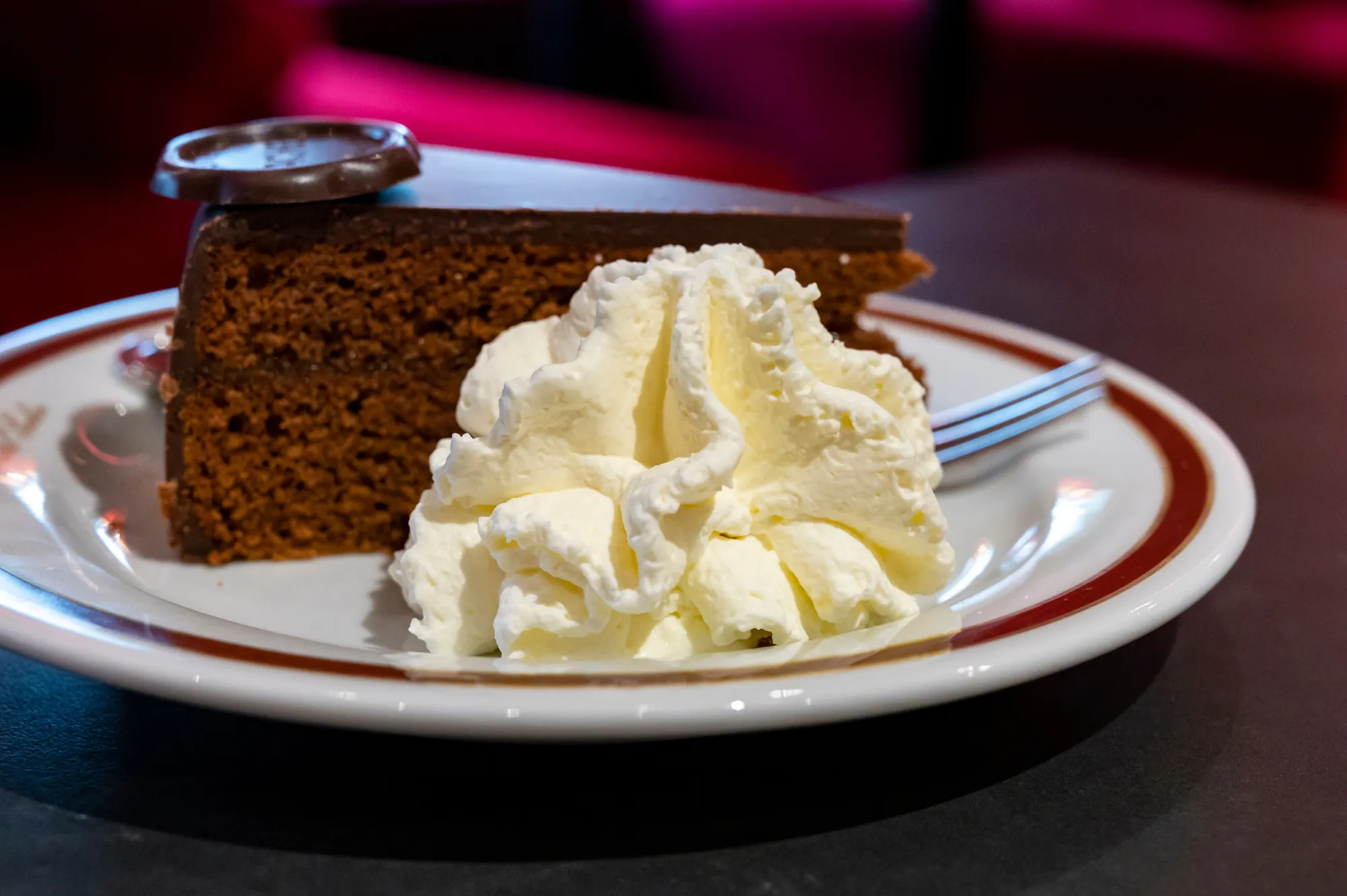 Ein Stück Sacher Torte mit Sahne, Kaffeehäuser Wien