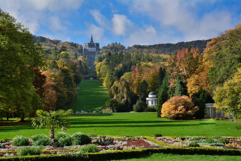 Bergpark in Kassel Wilhelmshöhe mit Blick in Richtung ansteigendem Hang des Karlsberges bis zur Spitze mit dem Herkules an einem sonnigen Tag