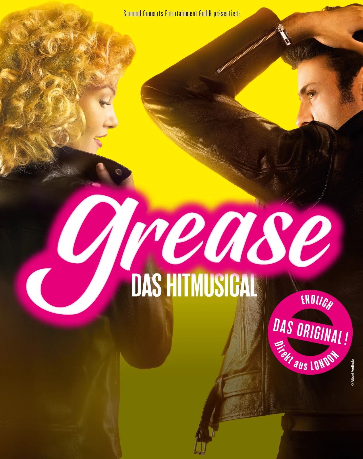 Logo des Musicals Grease mit den beiden Hauptdarstellern und pinkweiĂen Schriftzug, Hochformat