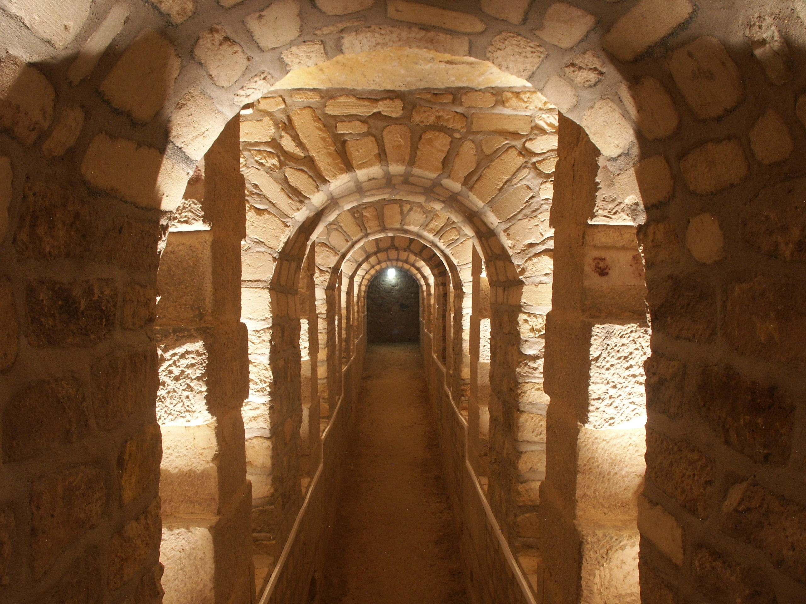 Gang in den Katakomben von Paris.