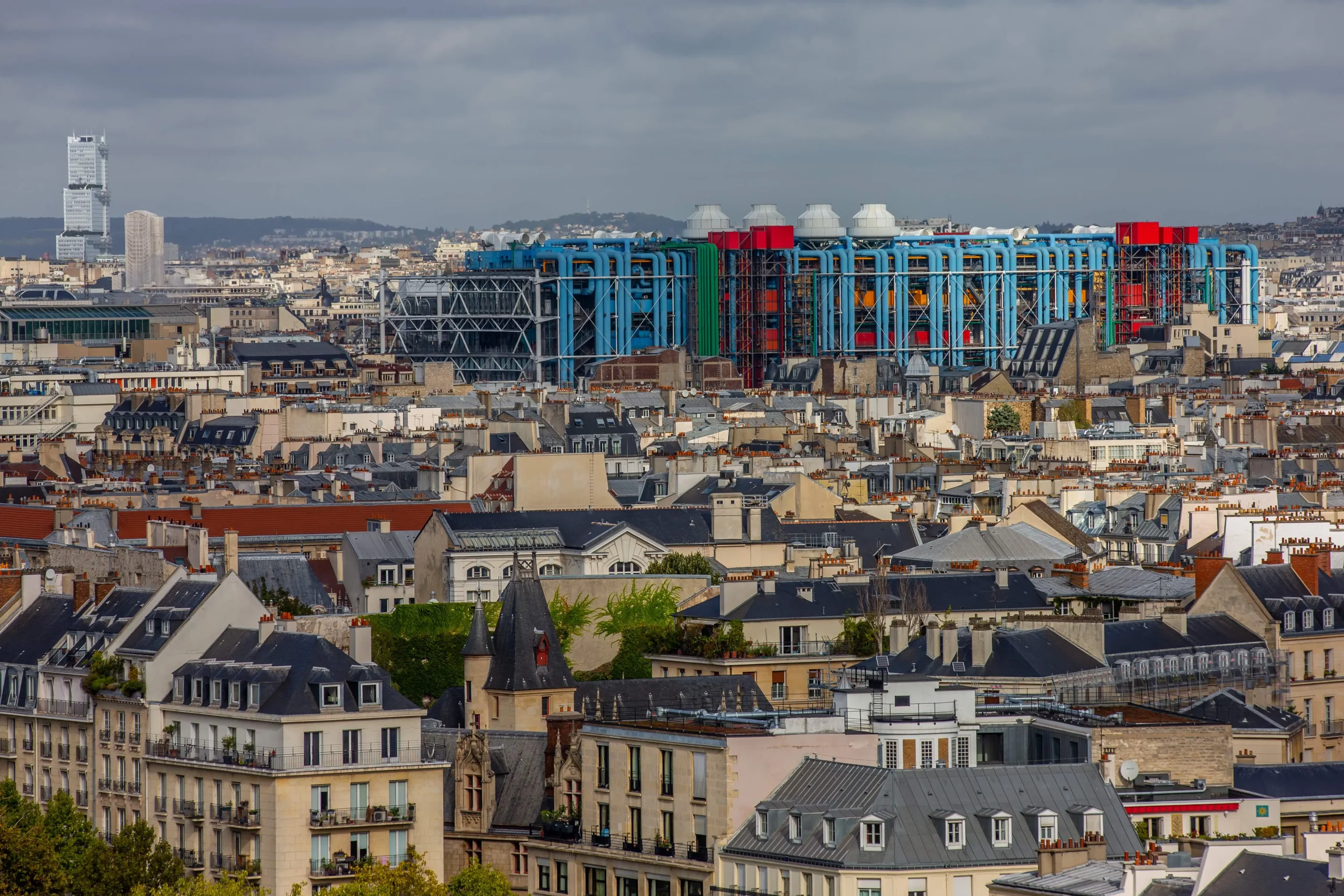 Panoramasicht des Centre Pompidou in Paris.