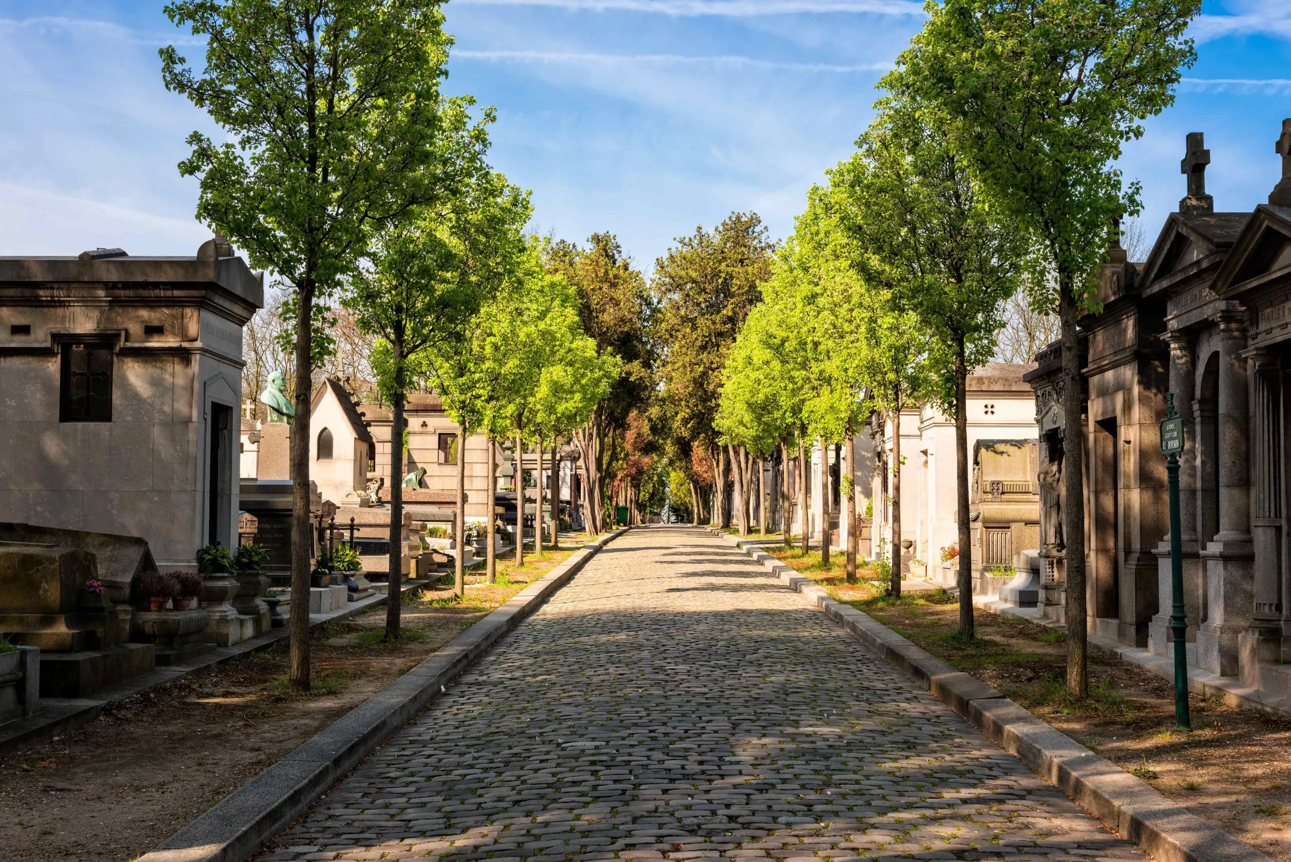 Ein Weg auf dem Friedhof Père Lachaise in Paris.